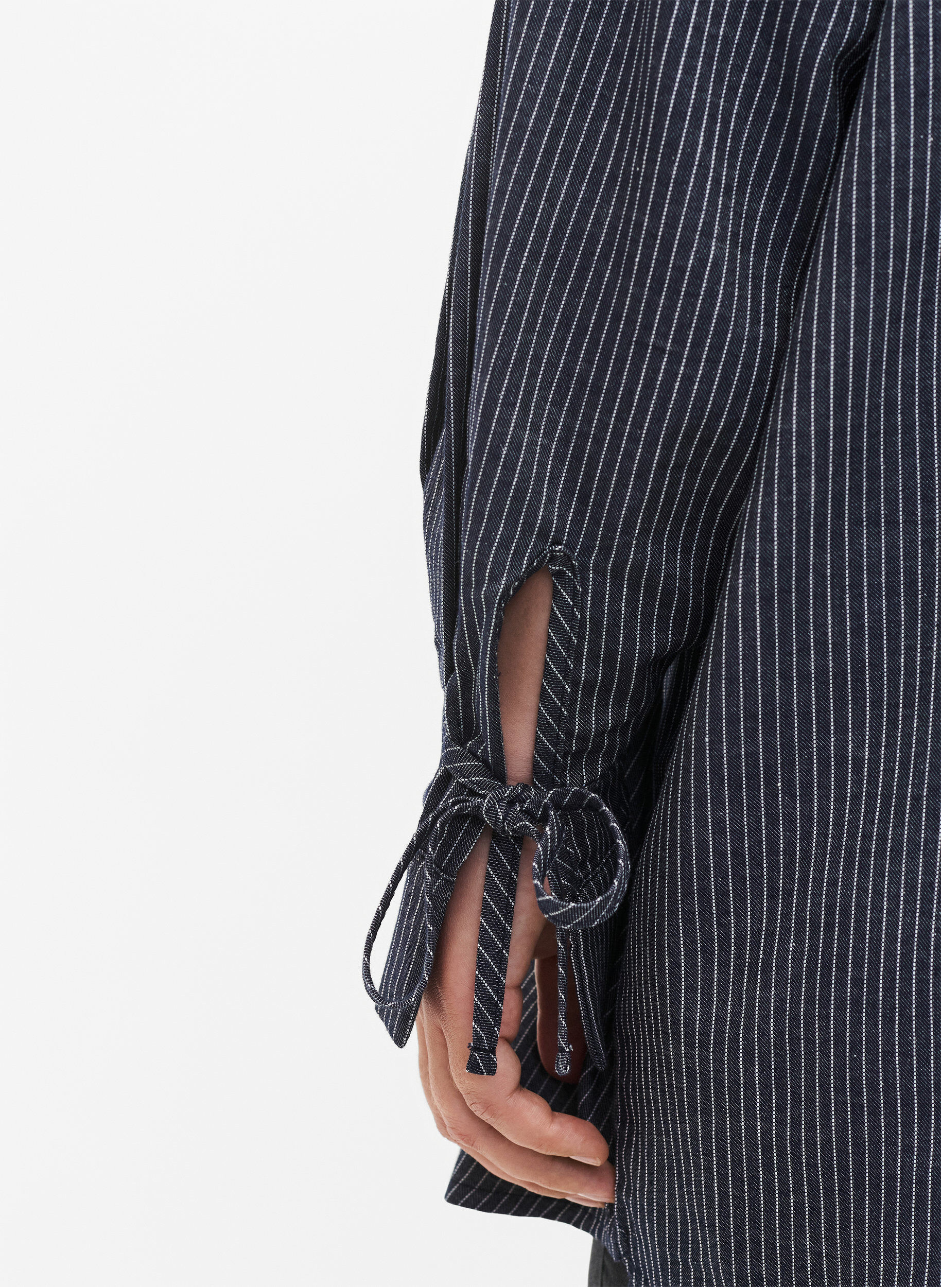 Zizzi Shirt met strikdetail op de mouw, Navy Stripe, Model image number 2