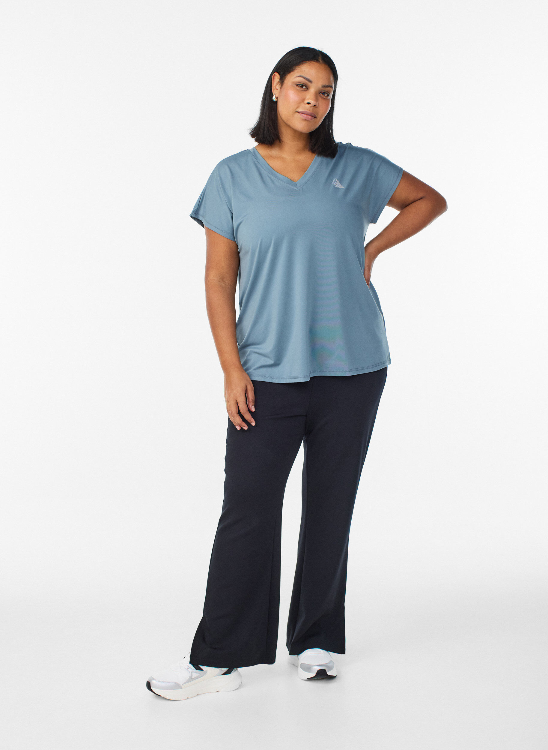 Zizzi Losvallend trainings-T-shirt met V-hals, Grijs, Model image number 1