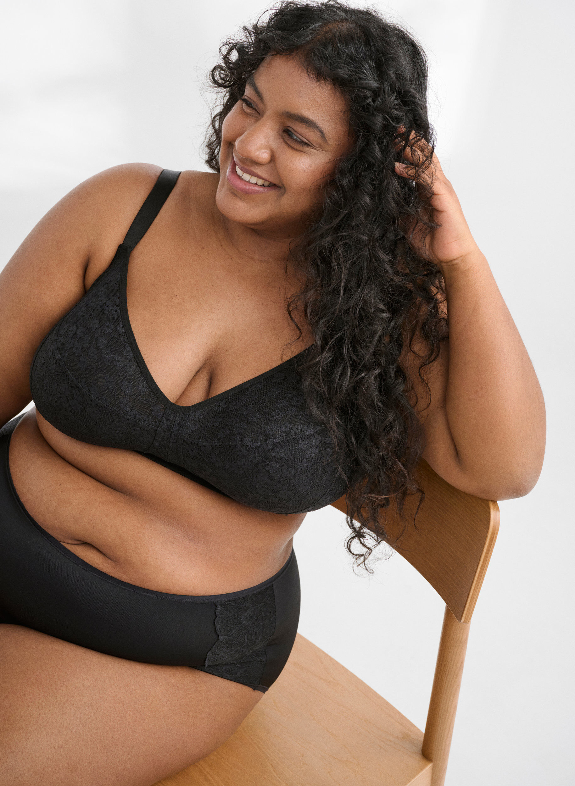 Zizzi Draadloze bh met kant, Zwart, Image image number 0