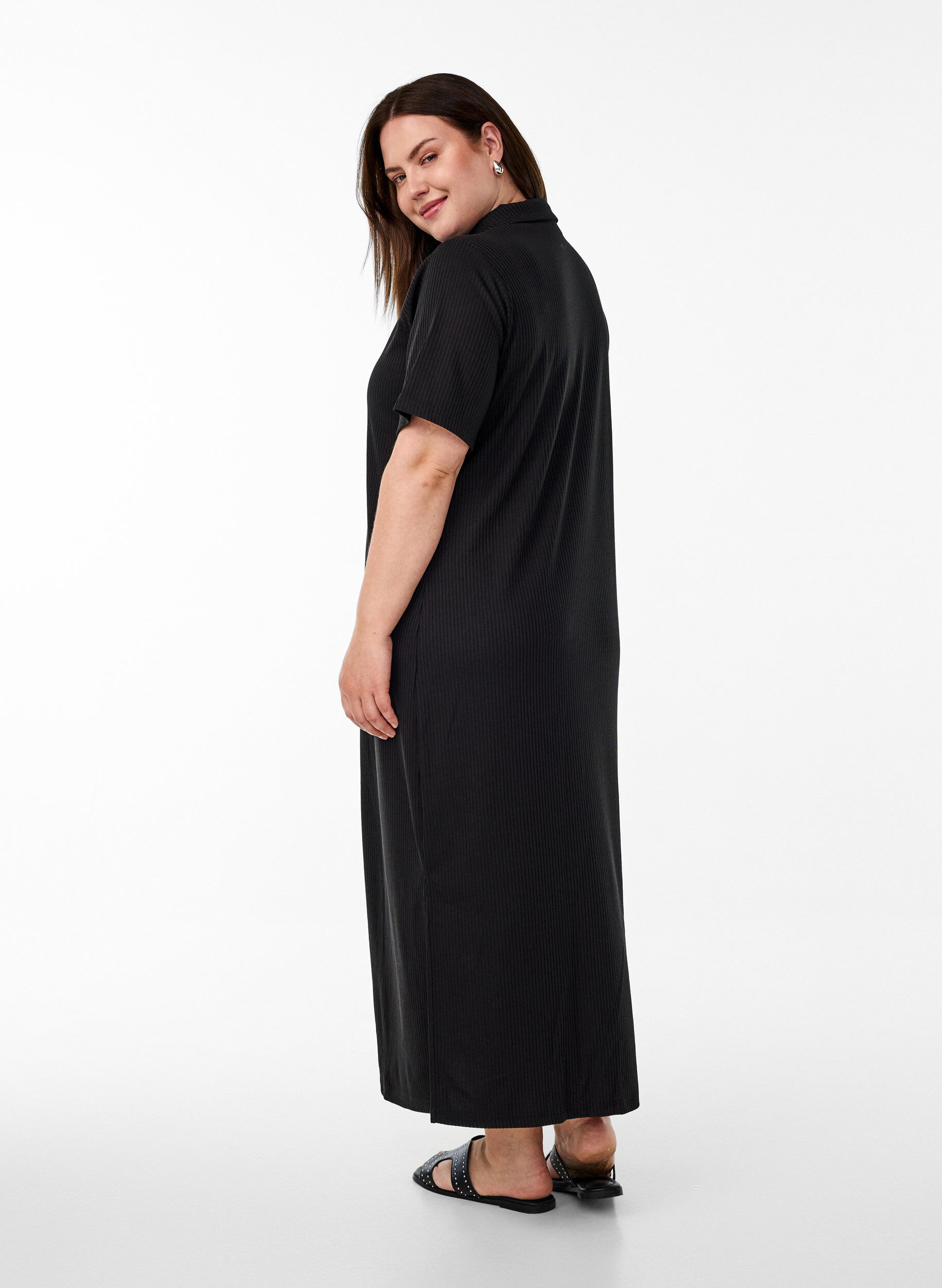 Zizzi Jersey maxi jurk met kraag en korte mouwen, Zwart, Model image number 1