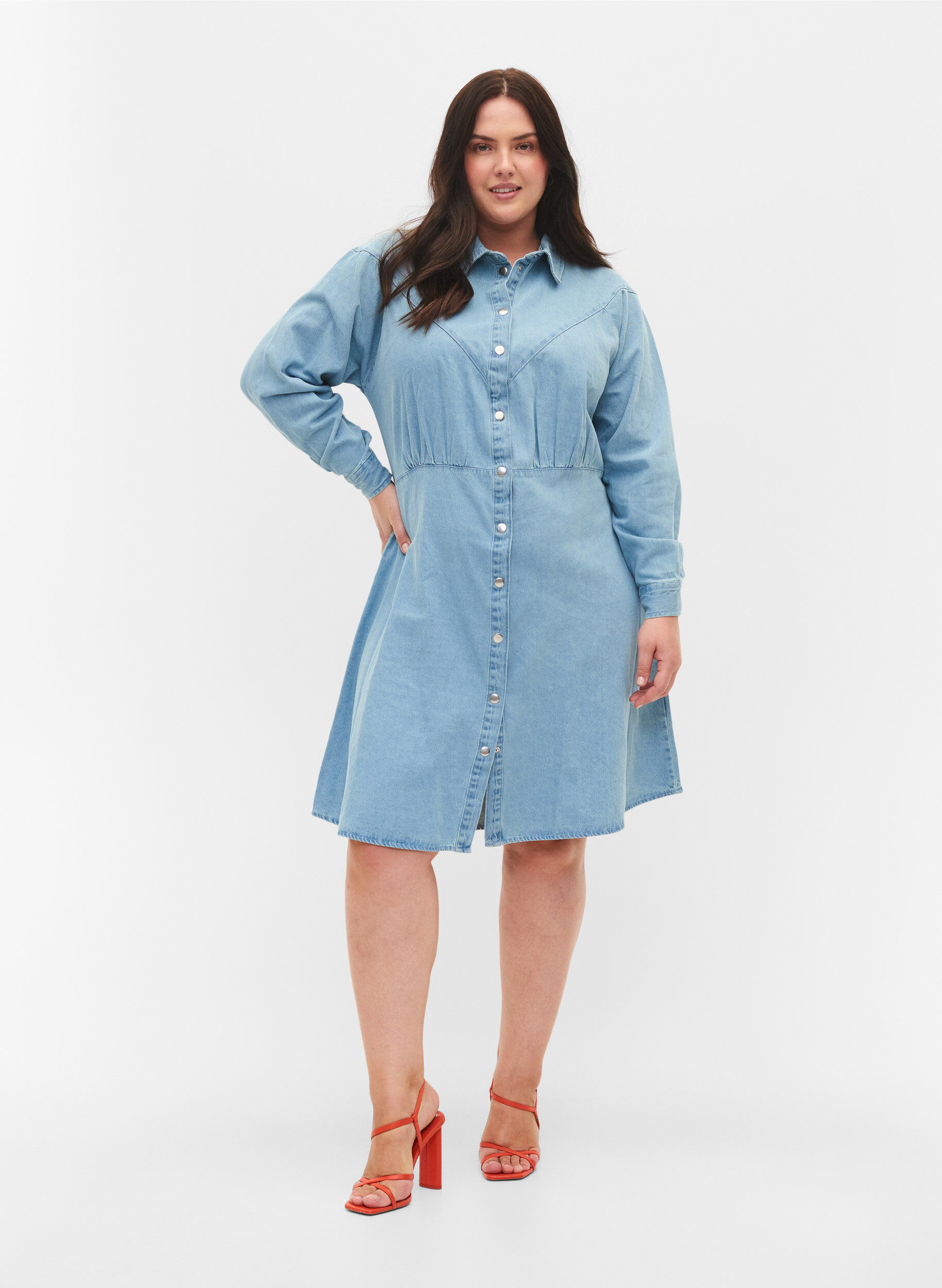 Zizzi Denim jurk met knopen en lange mouwen, Light blue denim, Model image number 2