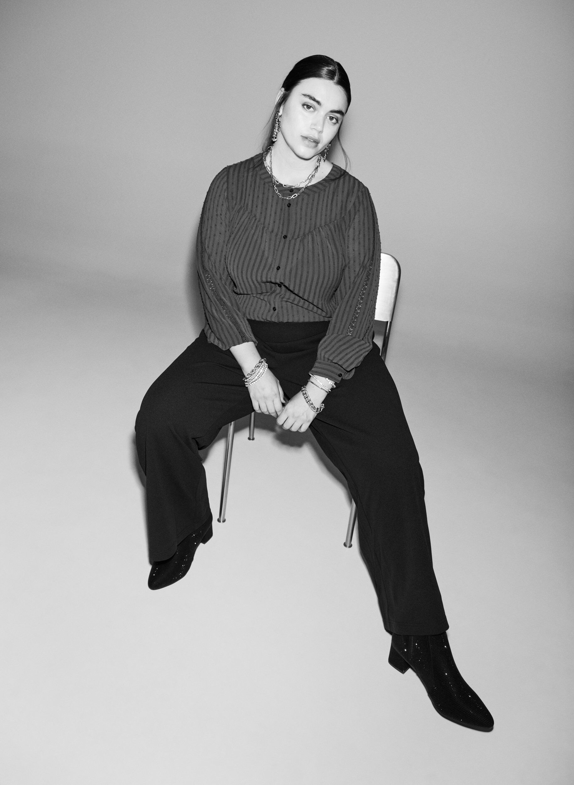 Zizzi Shirt met een gestructureerd stippenpatroon en borduurdetails, Donker Bordeaux, Image image number 0