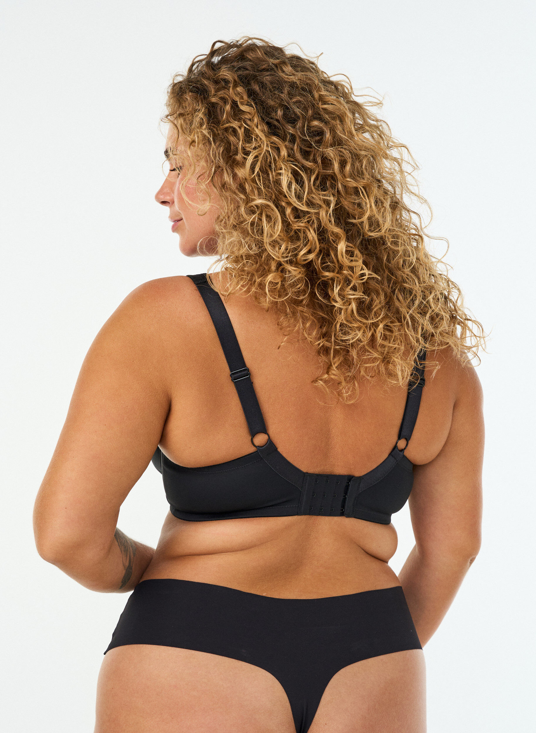 ZizziHoog ondersteunende bh met voorgevormde cups, Zwart, Model image number 1