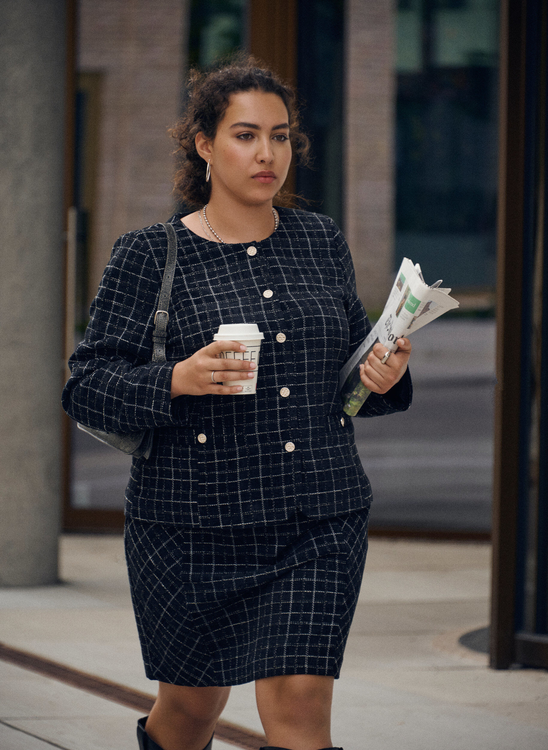 Zizzi Korte boucl&eacute; blazer met ruitjes en ronde hals, Zwart, Image image number 0