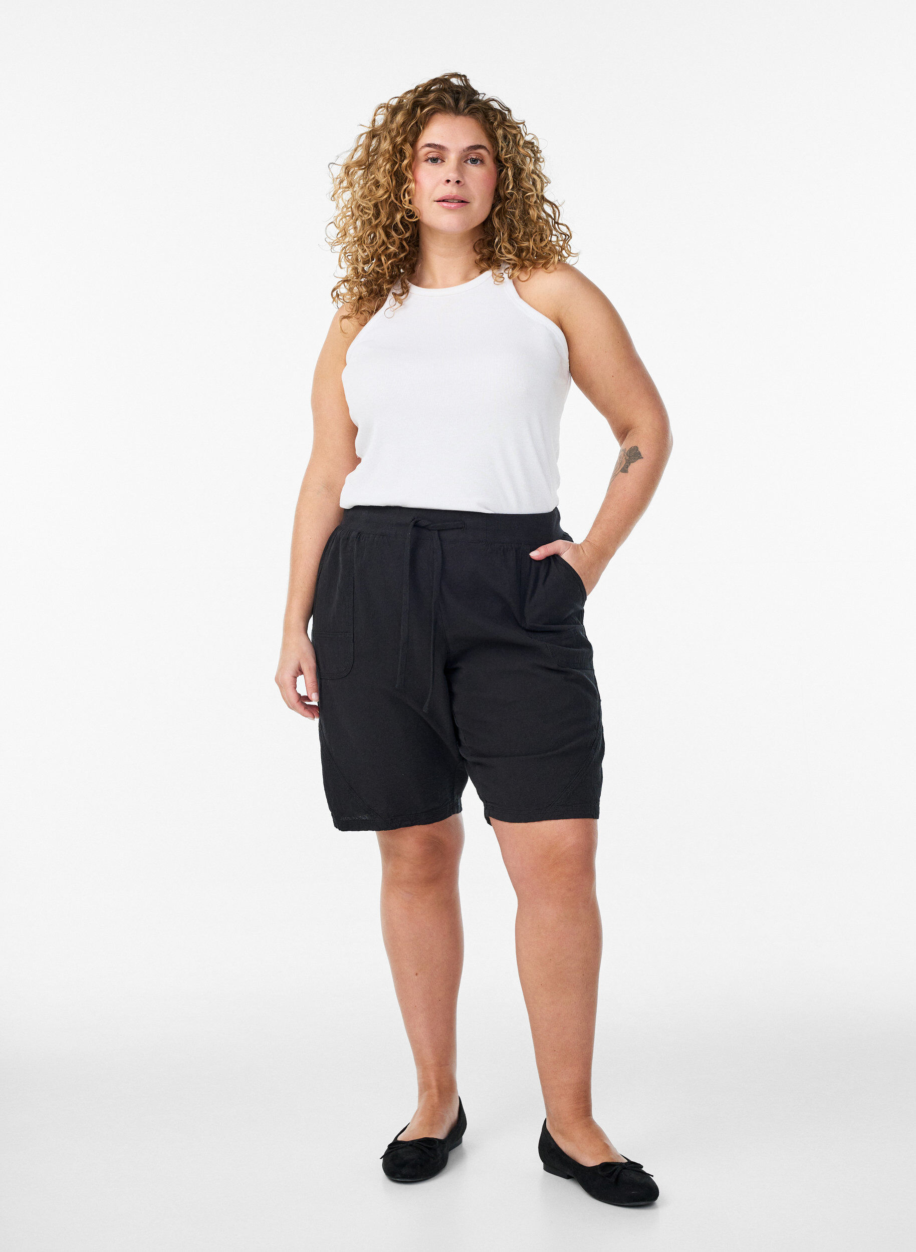 Zizzi Losse katoenen short met zakken, Zwart, Model image number 1