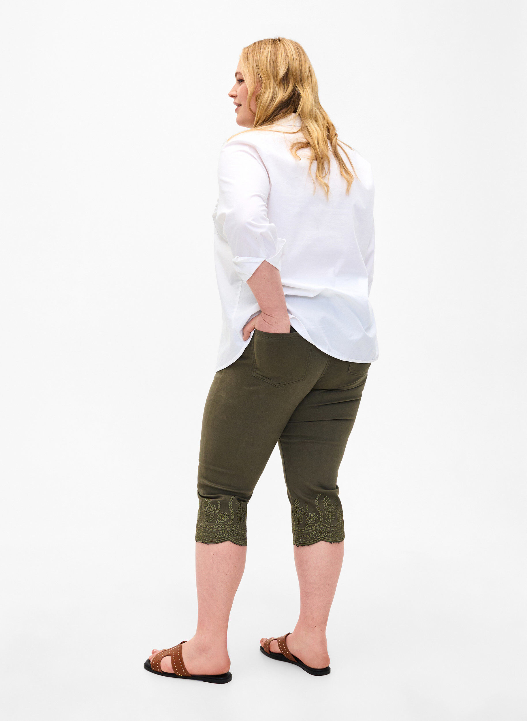 Zizzi  Capribroeken met hoge taille en broderie anglaise, Dusty Olive, Model image number 1