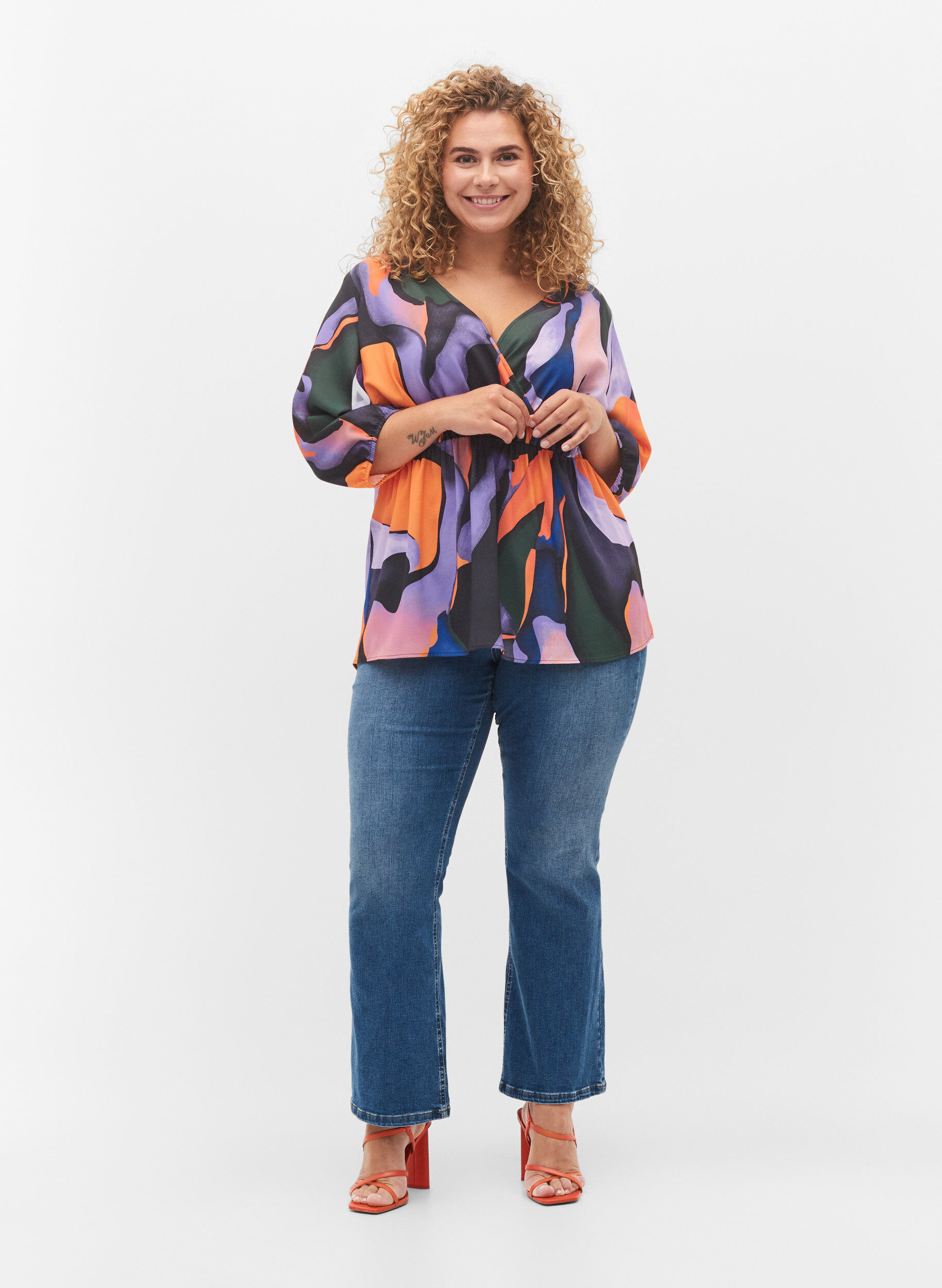 Zizzi Bedrukte blouse met wikkel-look en 3/4 mouwen, Big Scale Print, Model image number 2