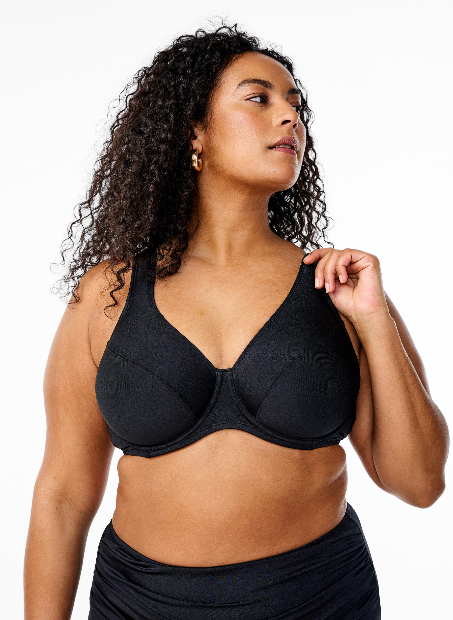 Volledig dekkende bikinitop met beugel, Zwart, Model