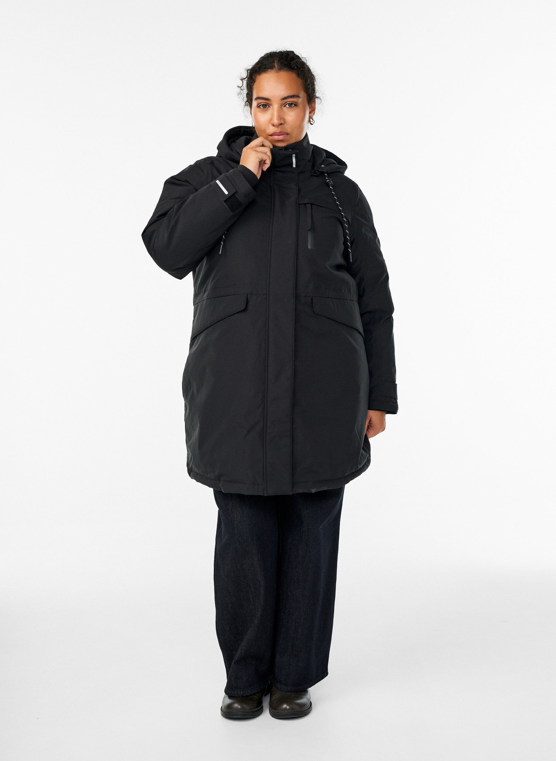 Zizzi Waterafstotende parka met capuchon en functionele details, Zwart, Model image number 1