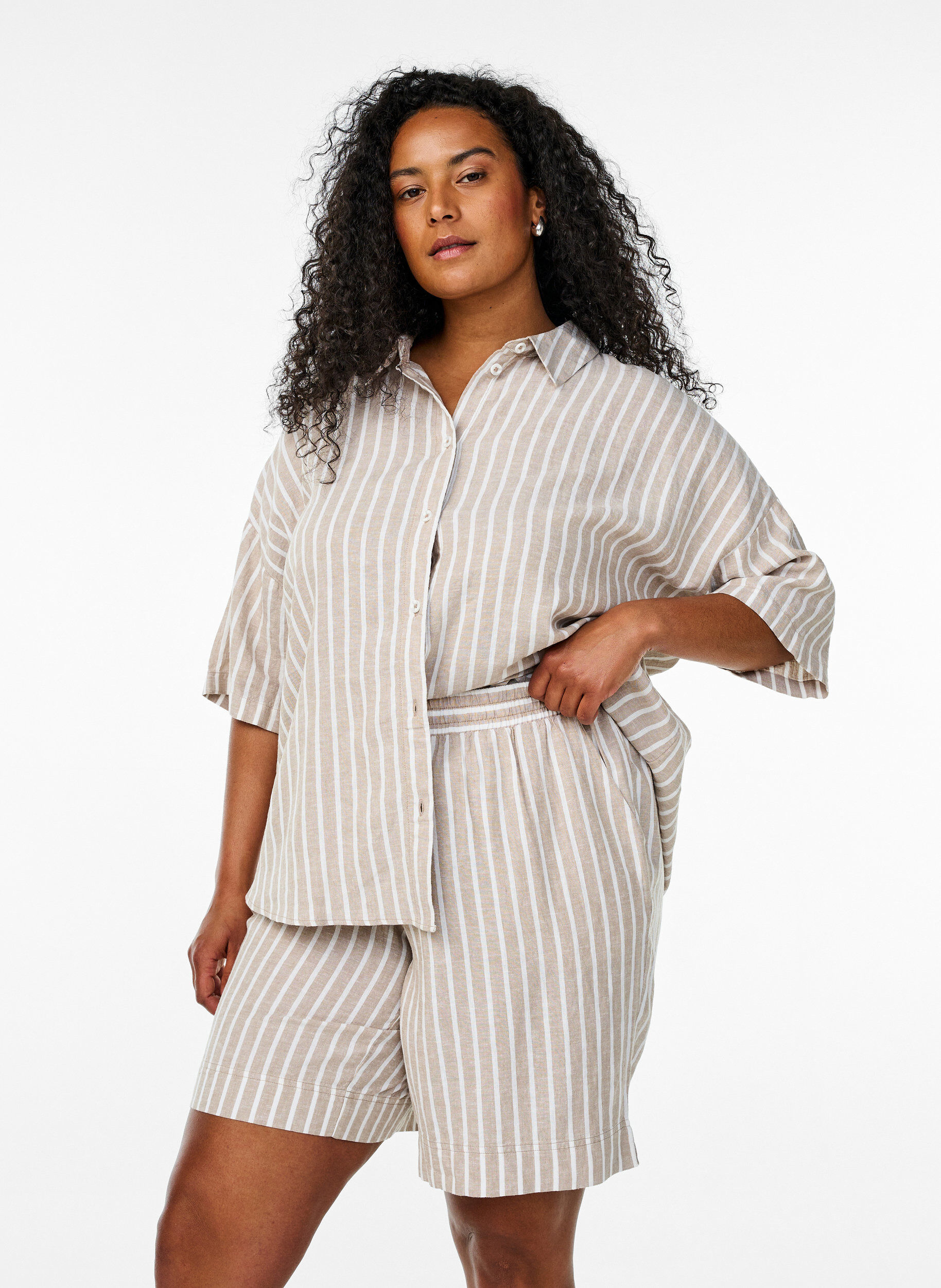 Zizzi Gestreepte korte broek van linnen en viscose, Beige, Model image number 0