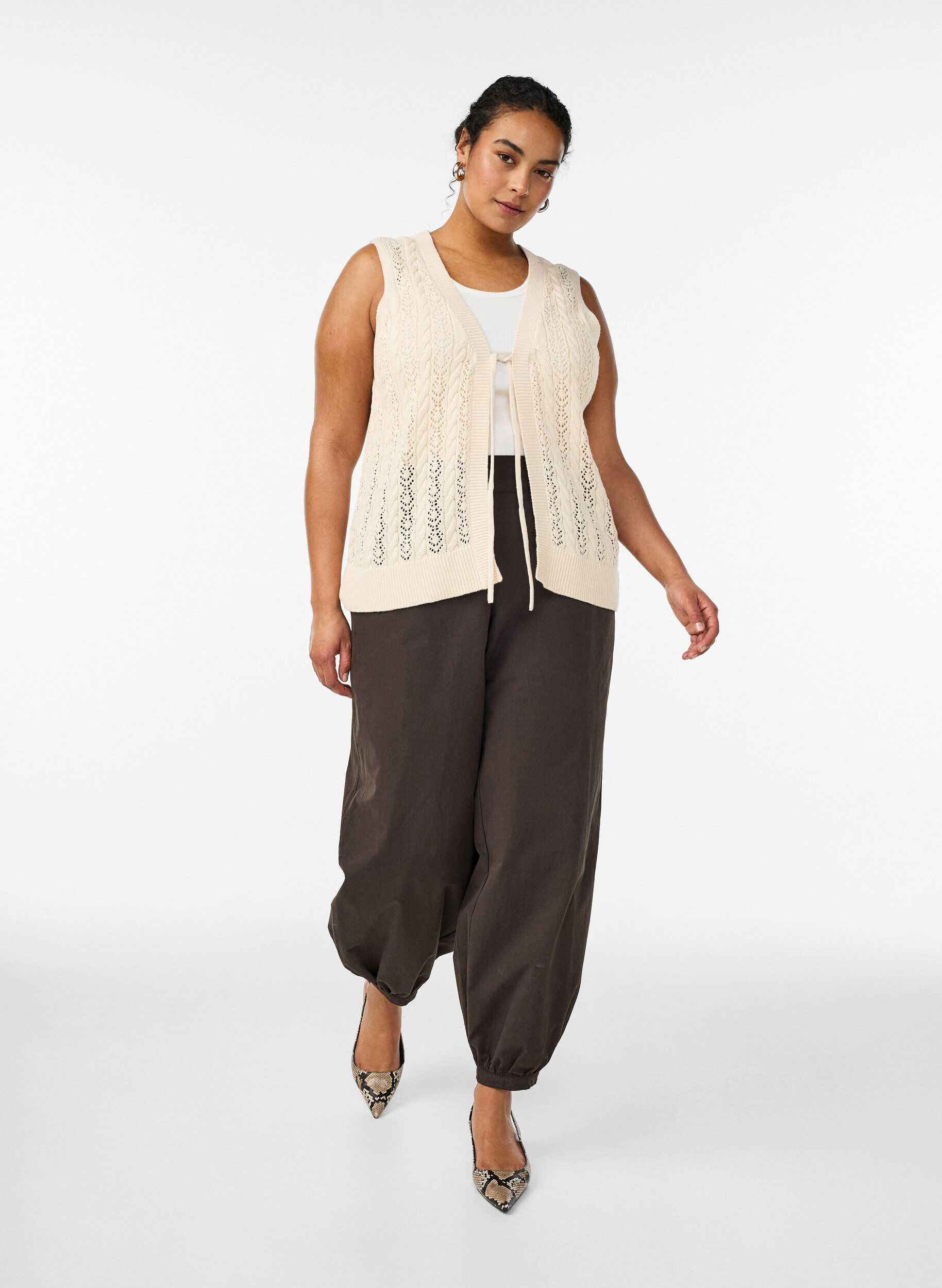 Zizzi Gebreide vest met ajourborduursel en striksluiting, Beige, Model image number 1
