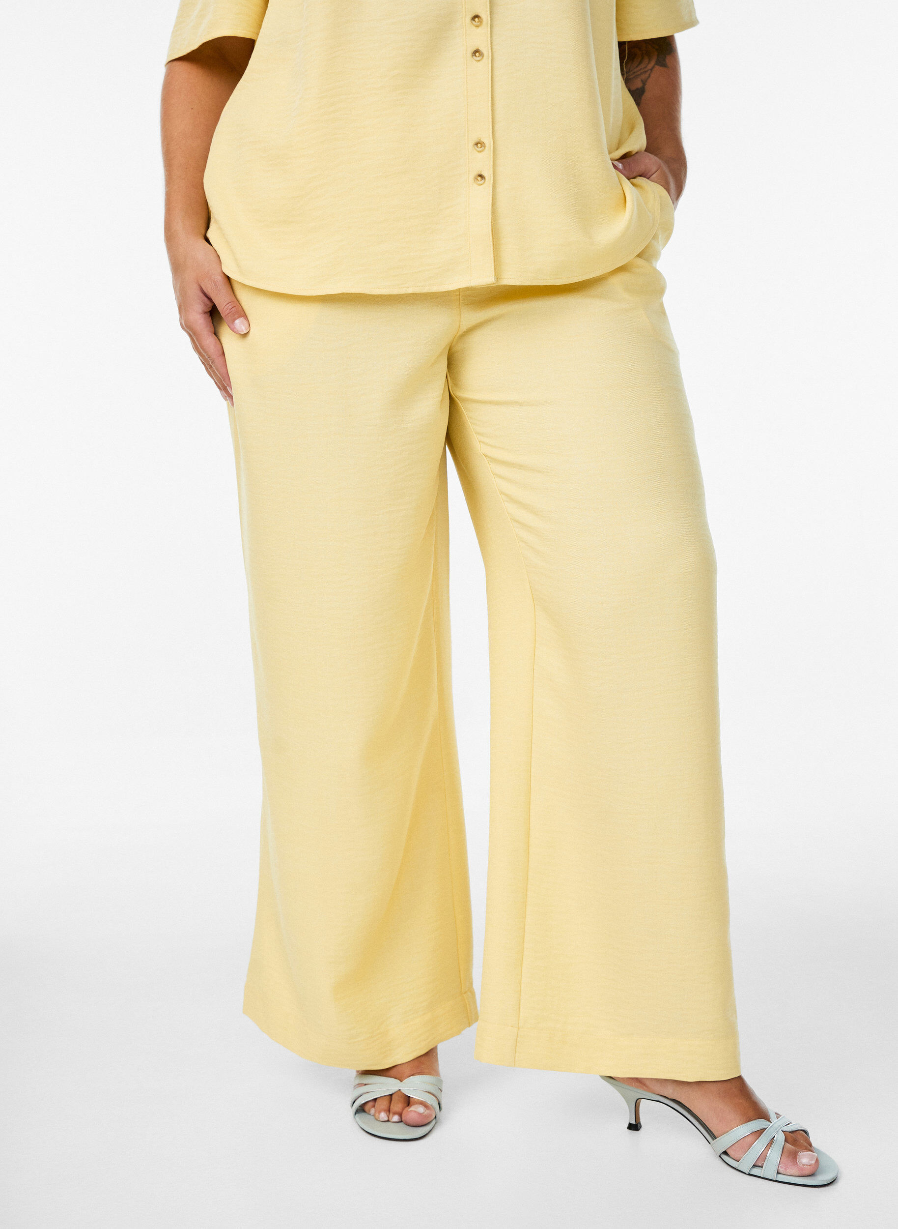 ZizziLosse broek met elastische tailleband en zakken, Geel, Model image number 2
