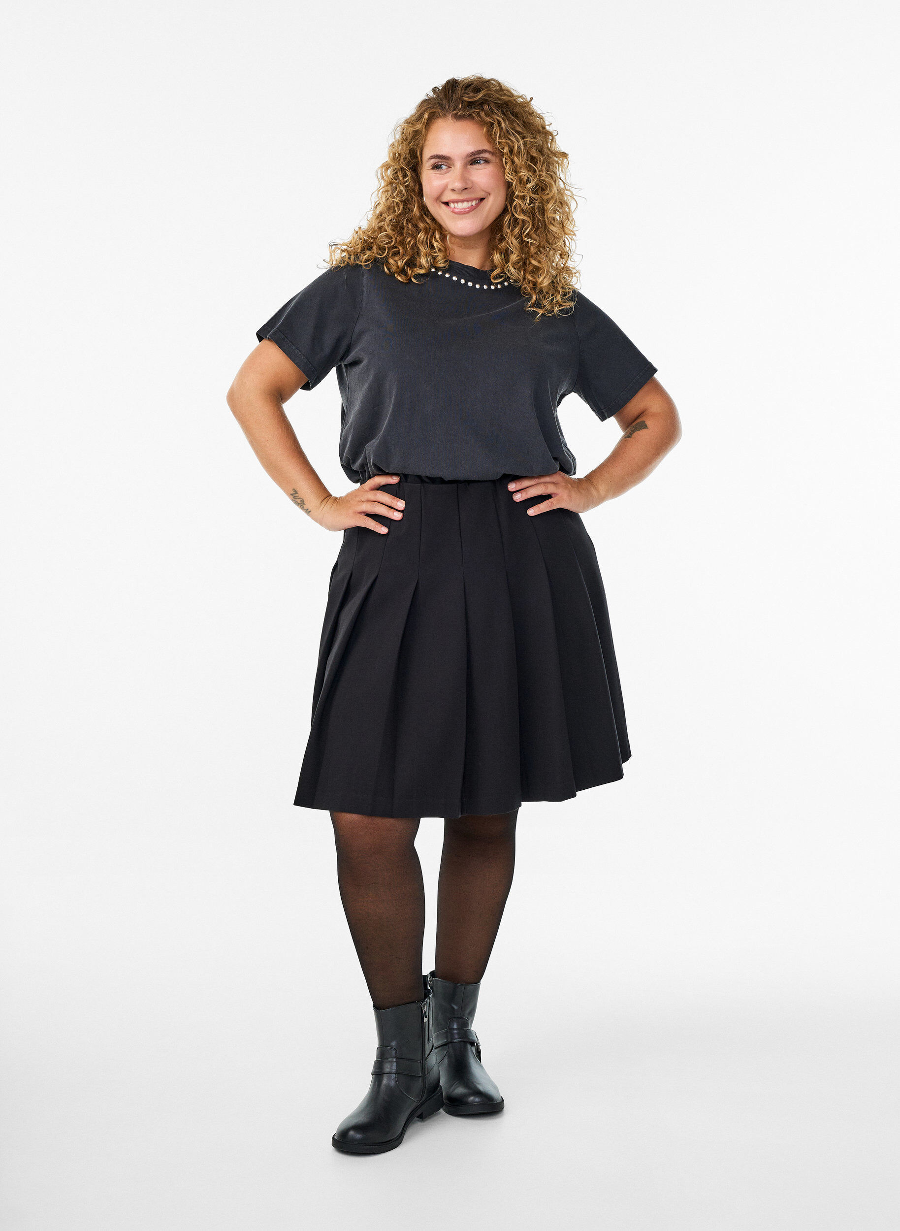 Zizzi Korte geplooide rok met elastische tailleband, Zwart, Model image number 1