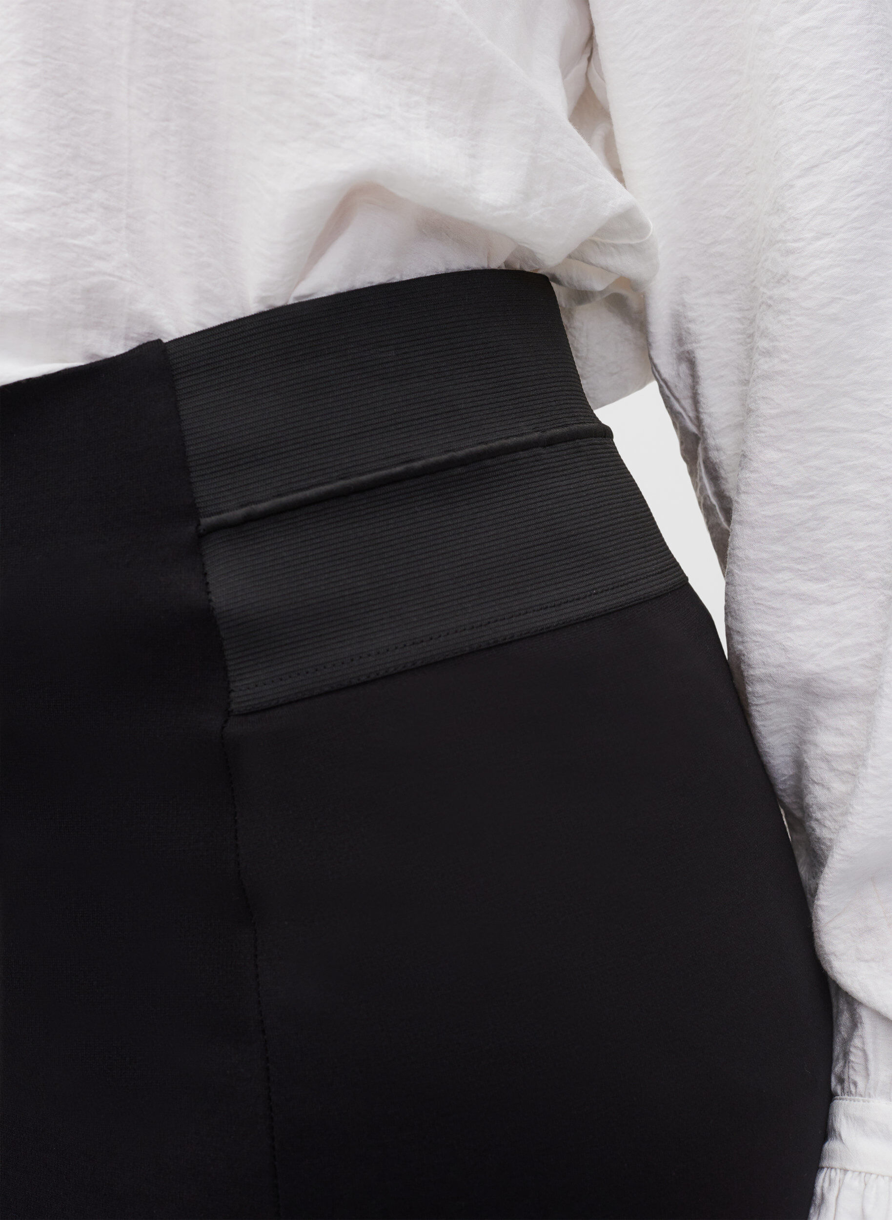 Zizzi Nauwsluitende rok met elastiek in de taille, Zwart, Model image number 3