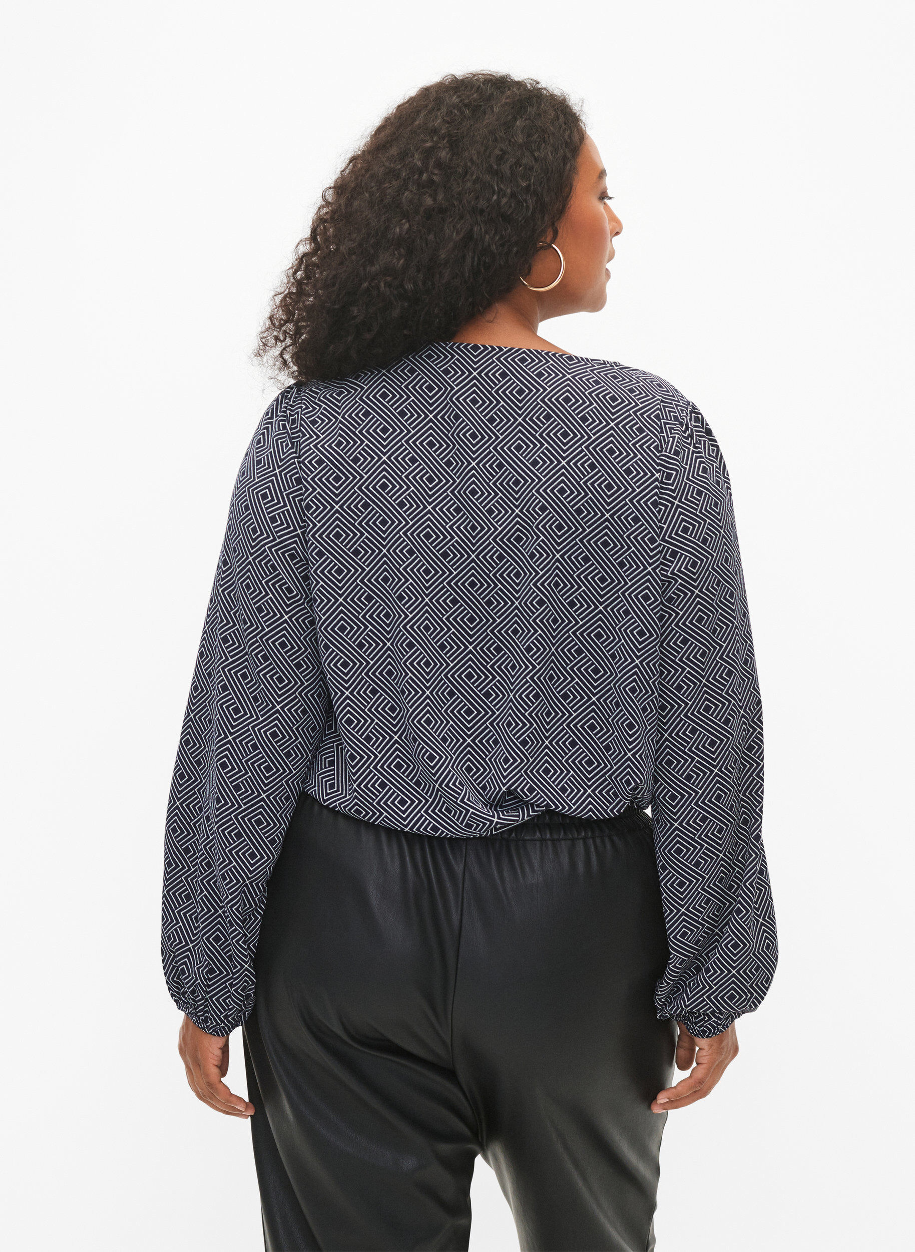 Zizzi Blouse avec col en V et imprim&eacute;, Navy Graphic AOP, Model image number 1