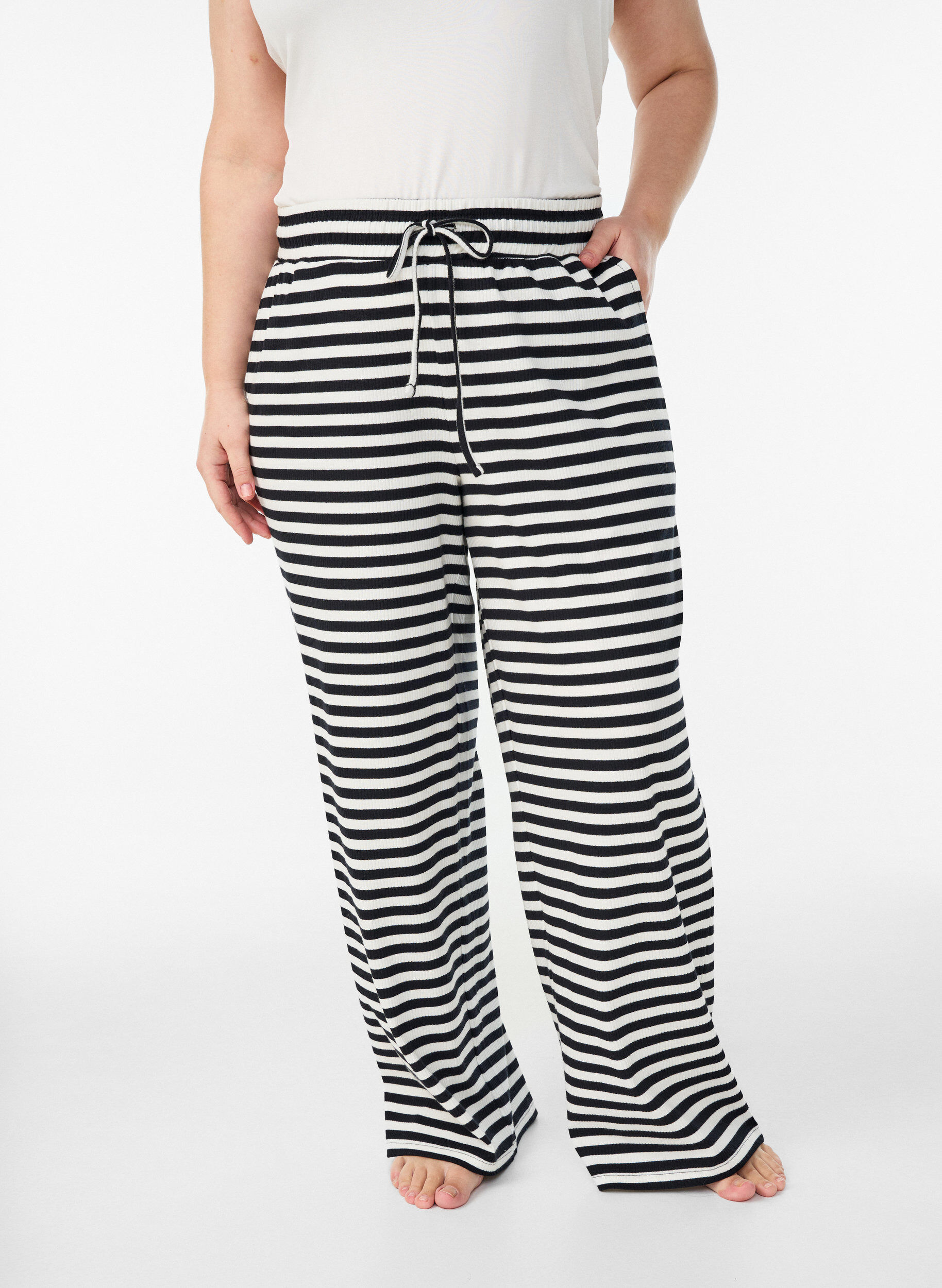 Zizzi Gestreepte pyjamabroek met een high waist en wijde pijpen, Zwart, Model image number 2