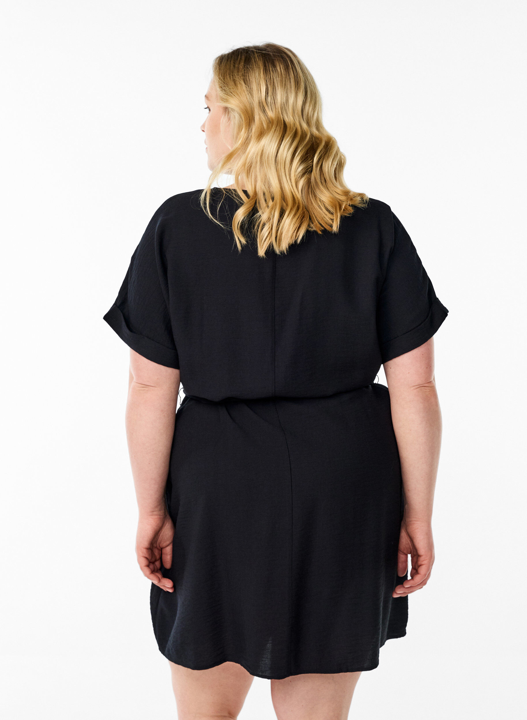 Zizzi Korte jurk met losse pasvorm en strikceintuur, Zwart, Model image number 2