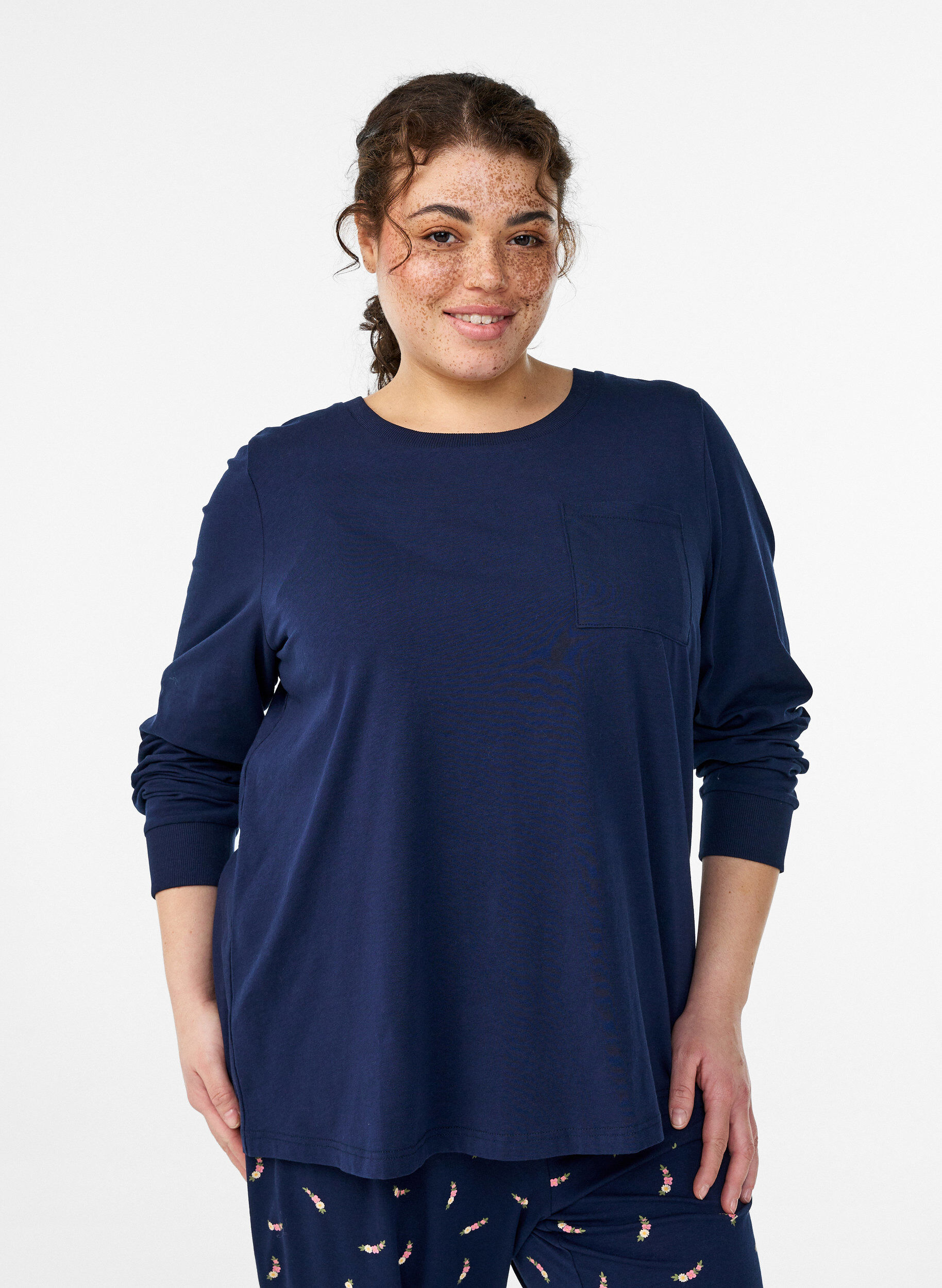 Zizzi Pyjamatop met lange mouwen in zachte katoenen jersey, Blauw, Model image number 0