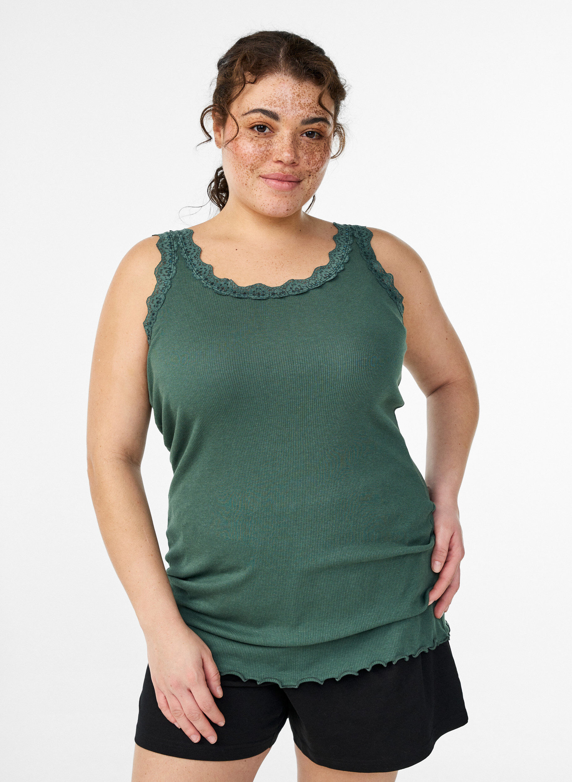 Top met kanten afwerking, Groen, Model