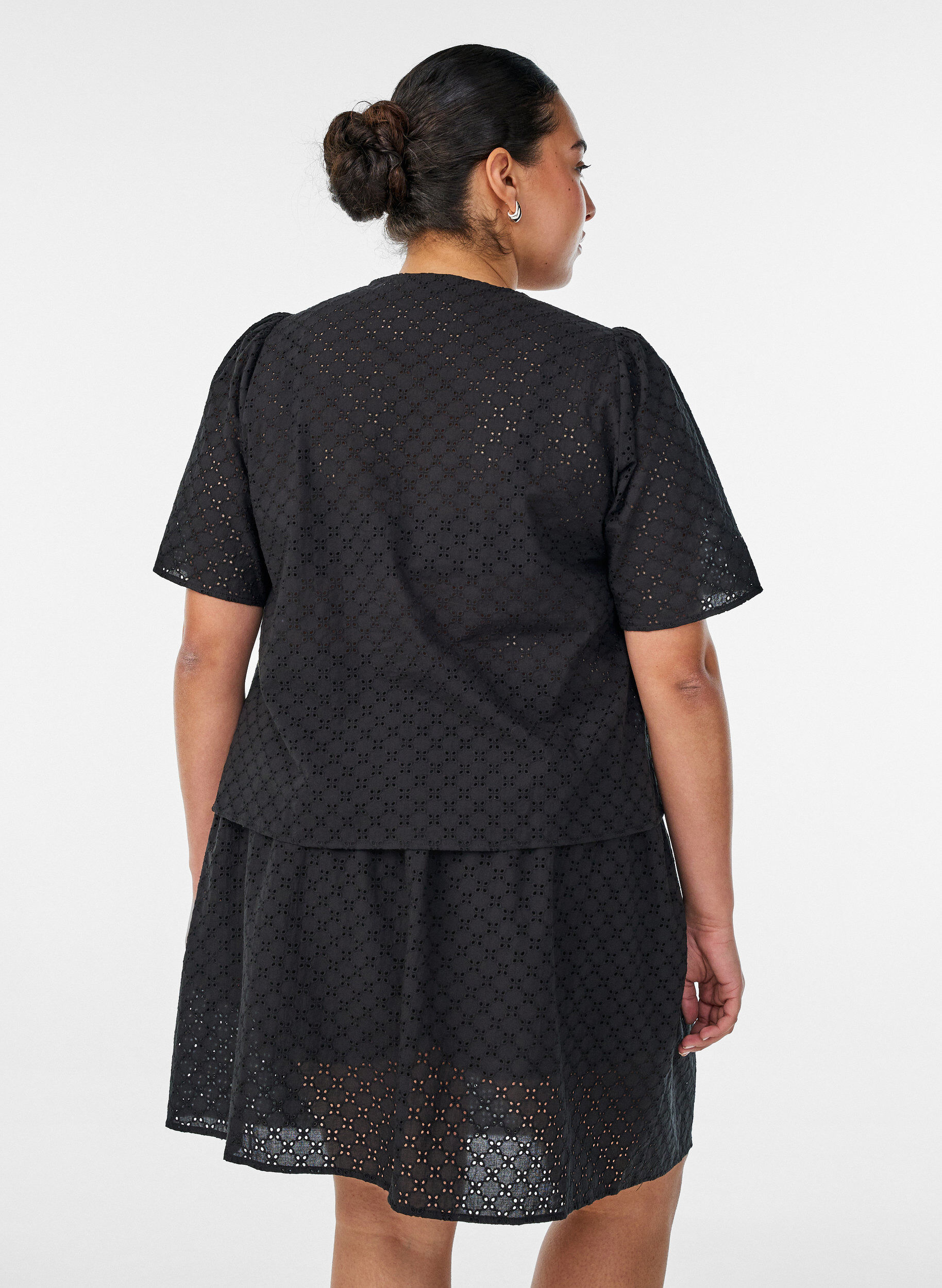 ZizziBlouse in broderie anglaise met knoopsluiting, Zwart, Model image number 2