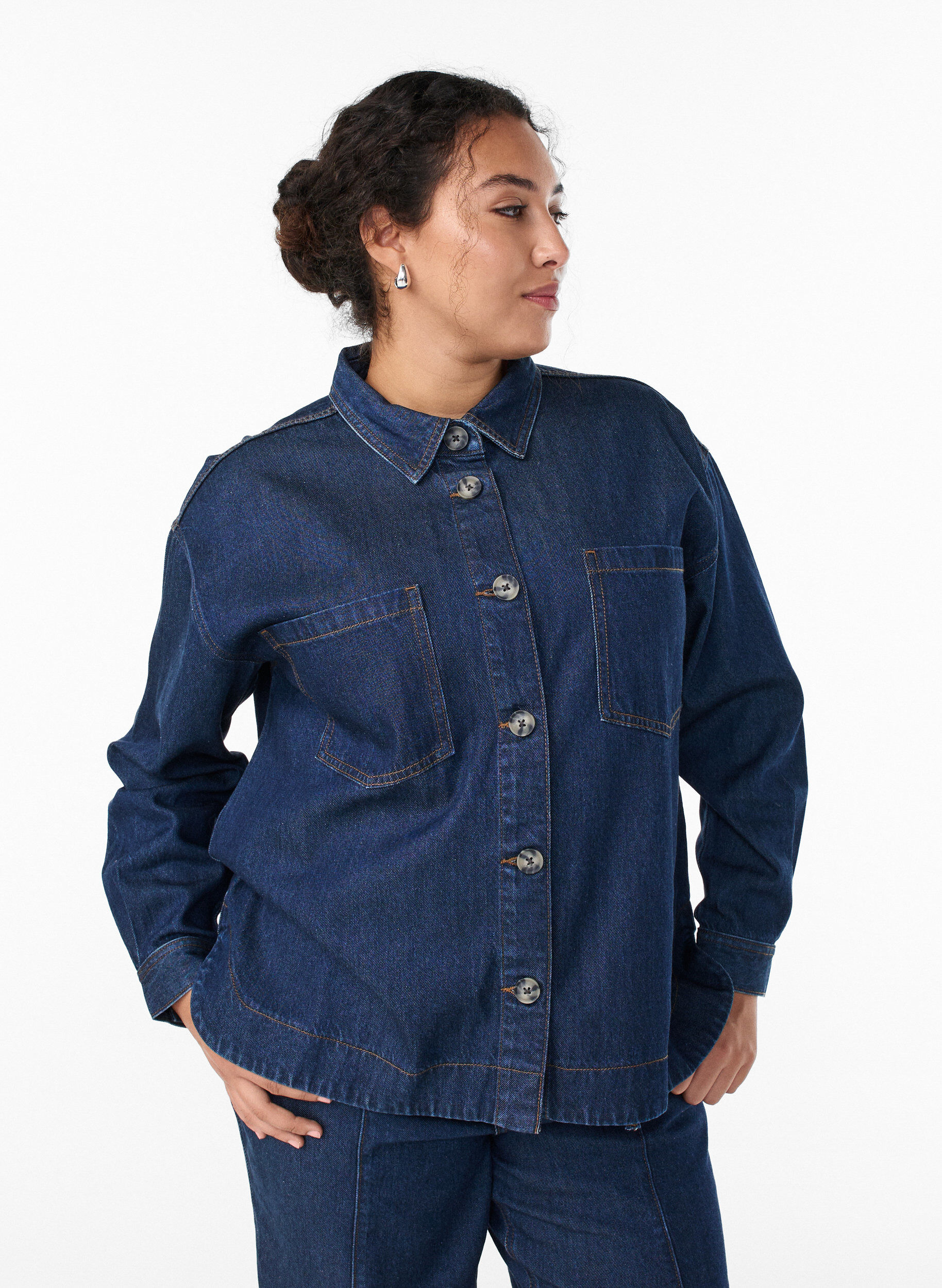 Losse denimshirt met zakken op de borst, Blauw, Model
