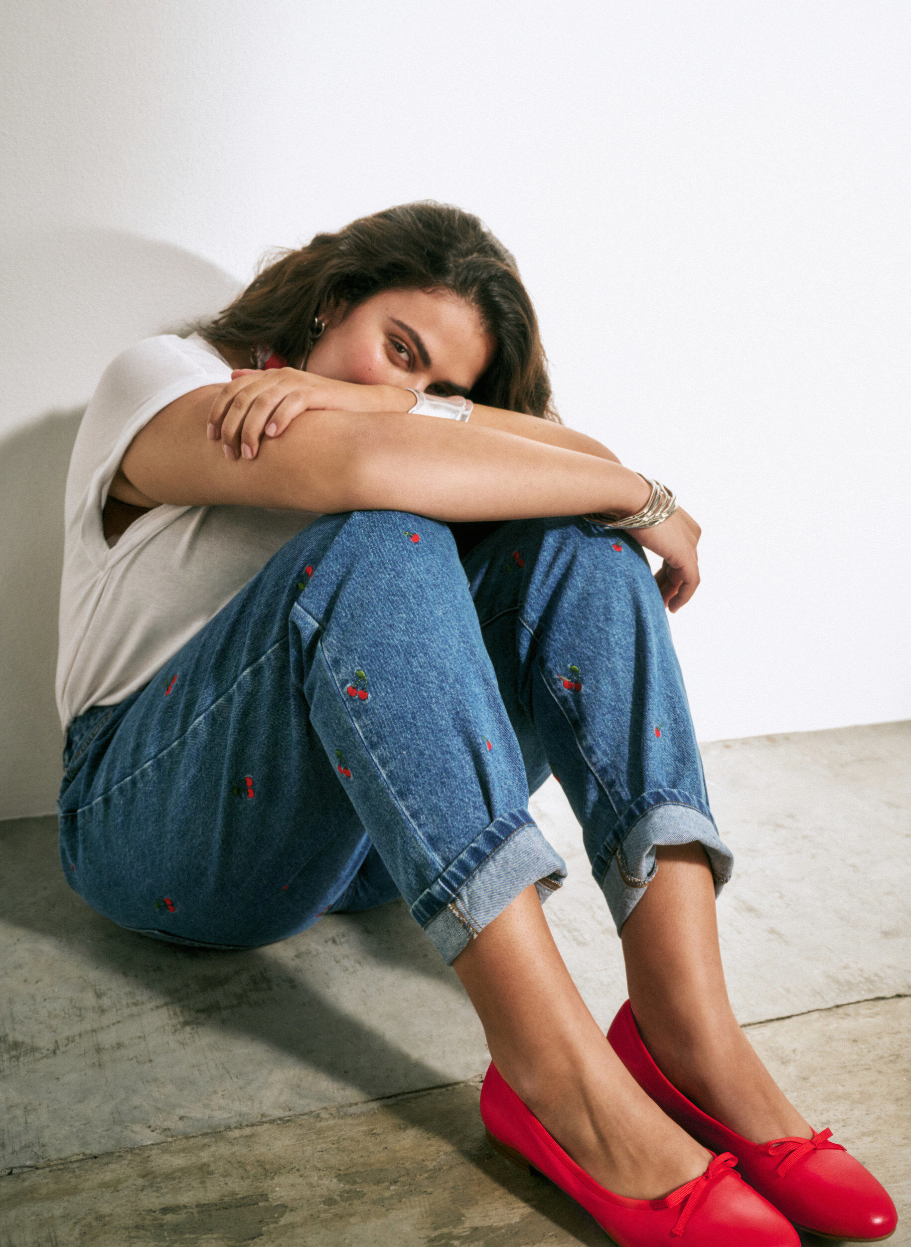 Zizzi Mille mom fit jeans met borduurwerk, Blauw, Image image number 1