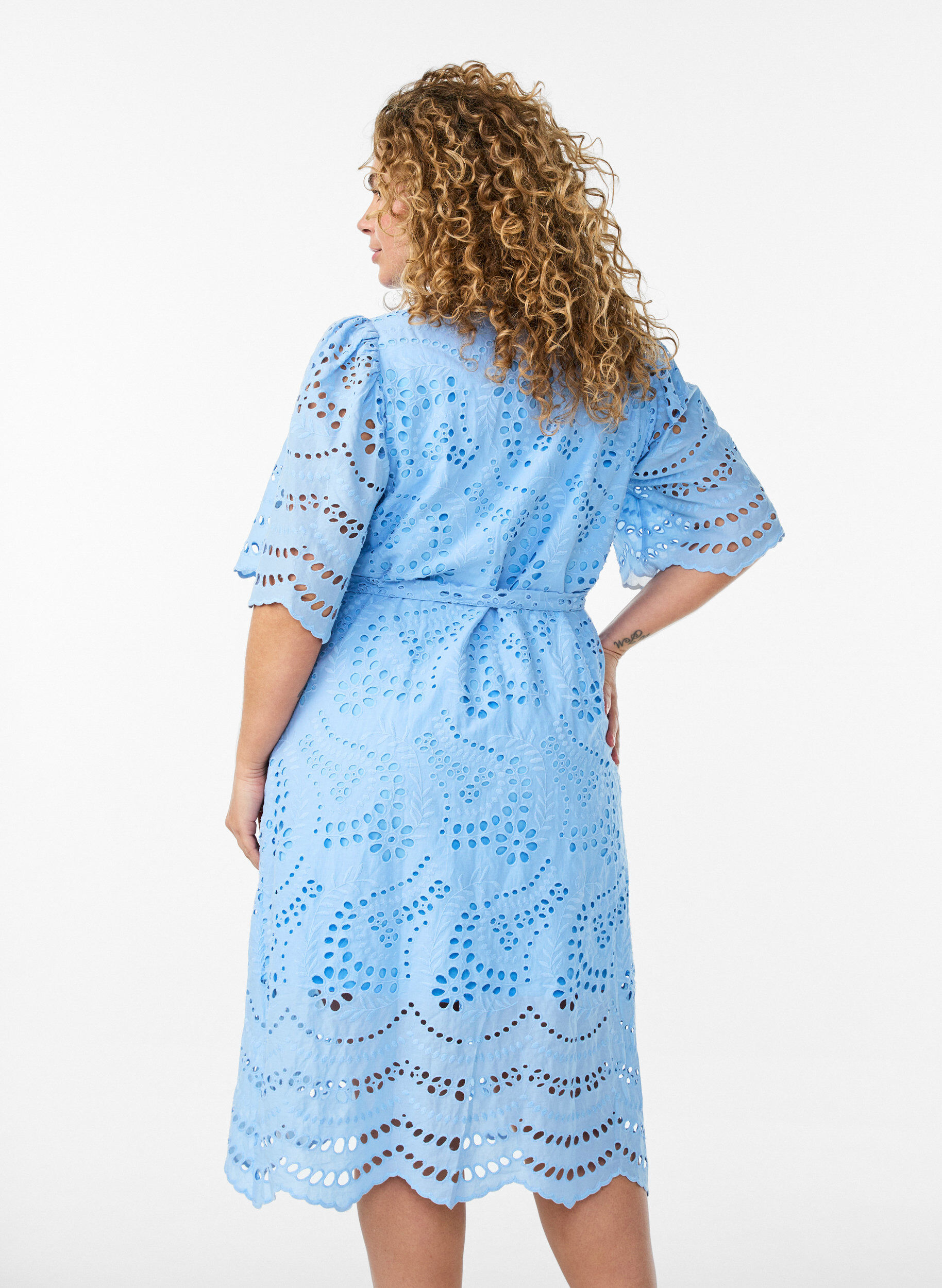Zizzi Blousejurk in broderie anglaise met strikceintuur, Blauw, Model image number 2
