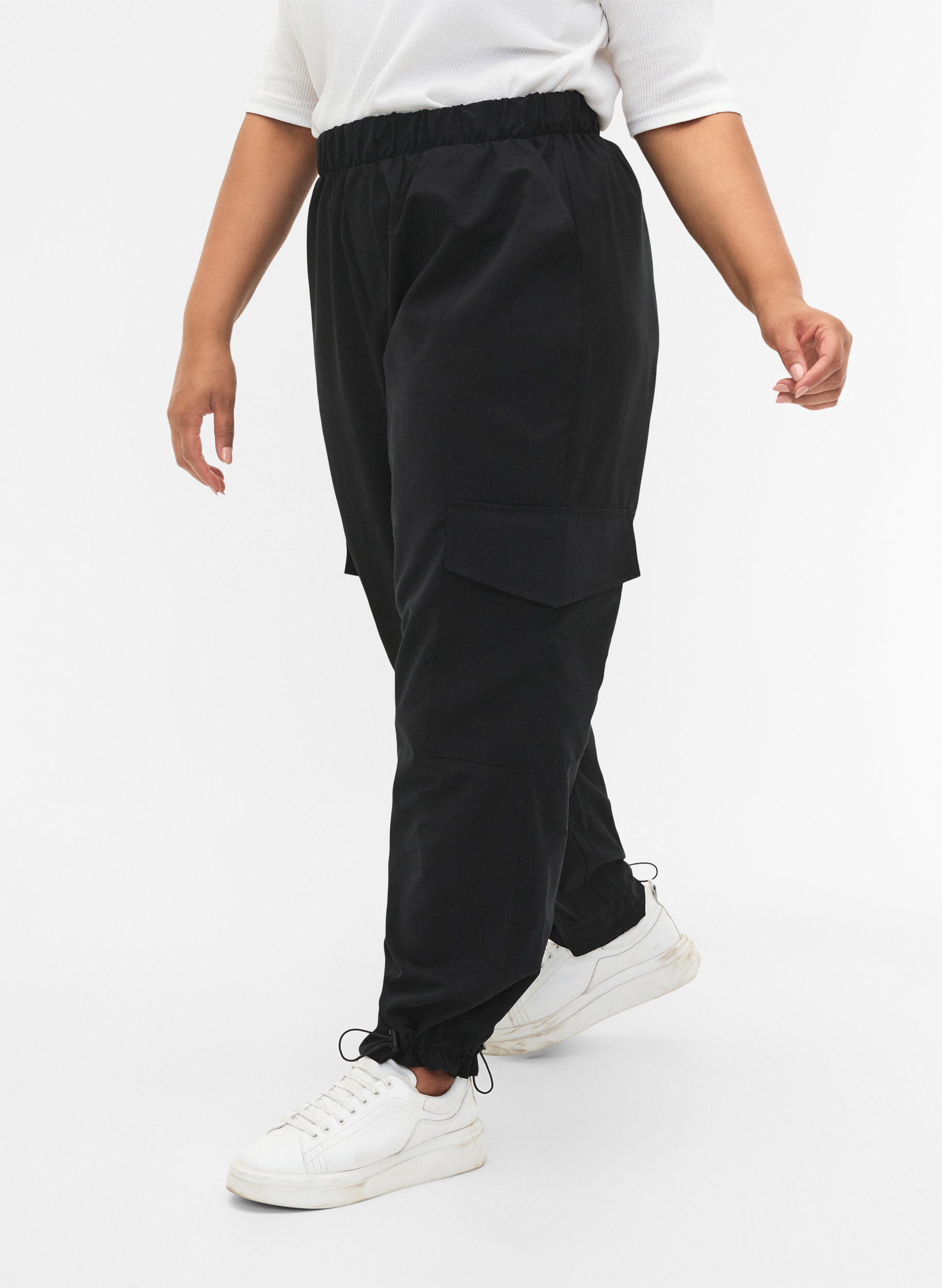 Zizzi Cropped cargobroek met verstelbare elastiek, Black, Model image number 2