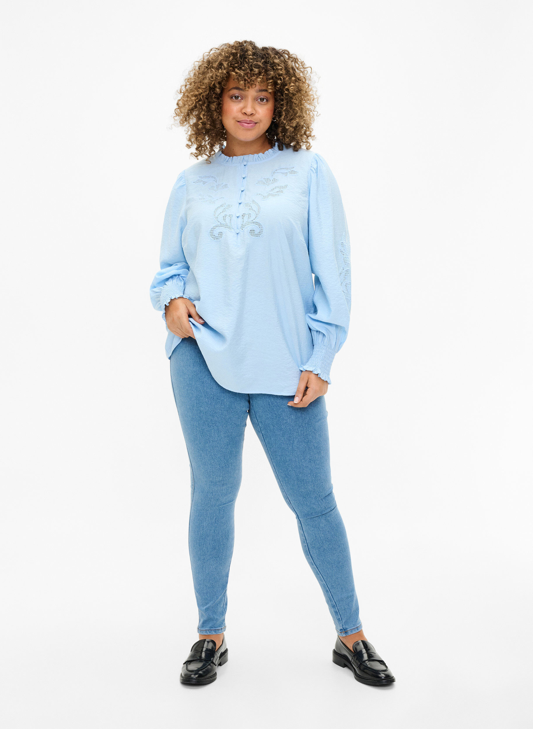 Zizzi Blouse met ruches en broderie anglaise, Chambray Blue, Model image number 2