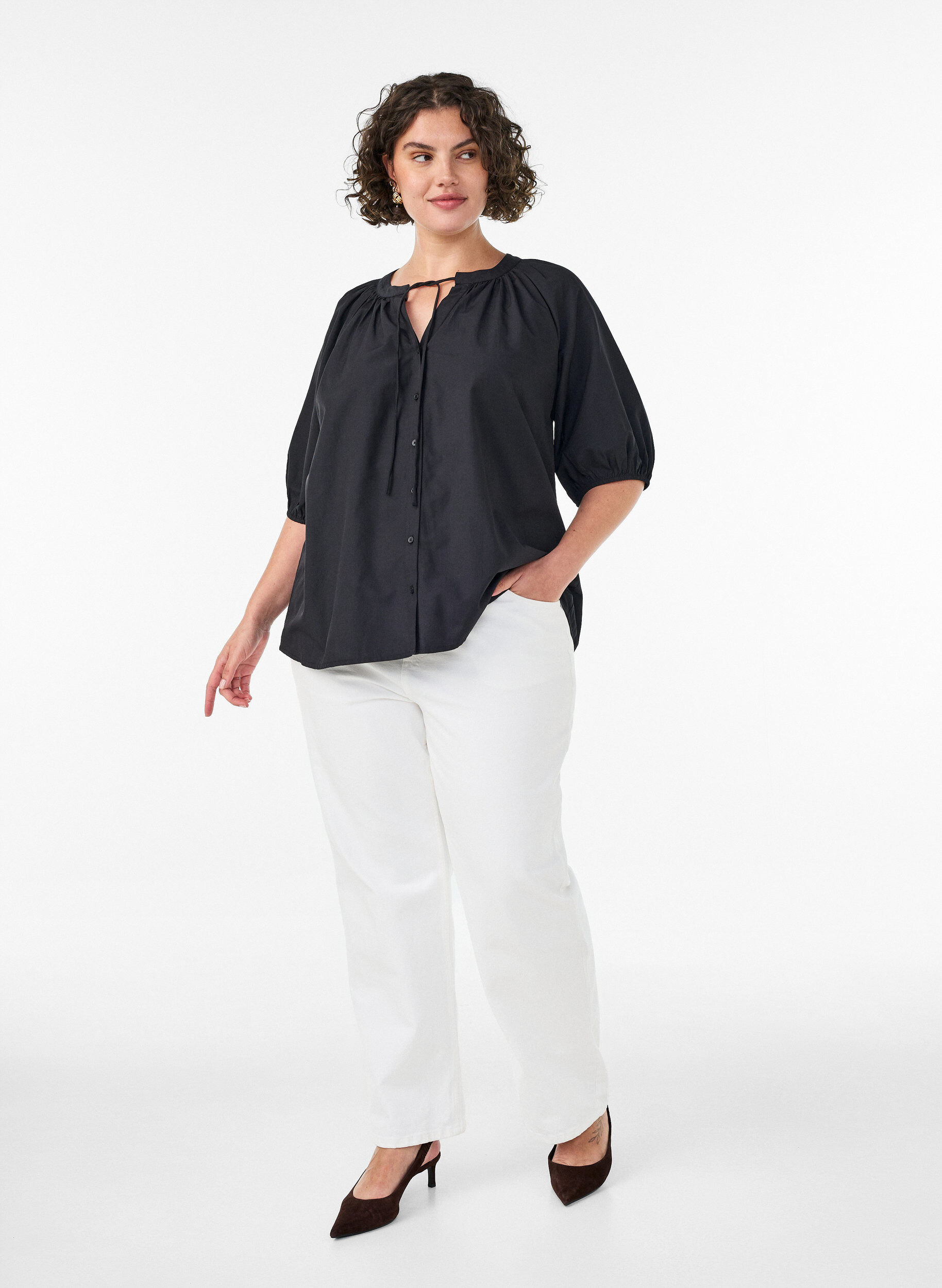 ZizziOverhemdblouse met knoopsluiting en strikceintuur, Zwart, Model image number 1