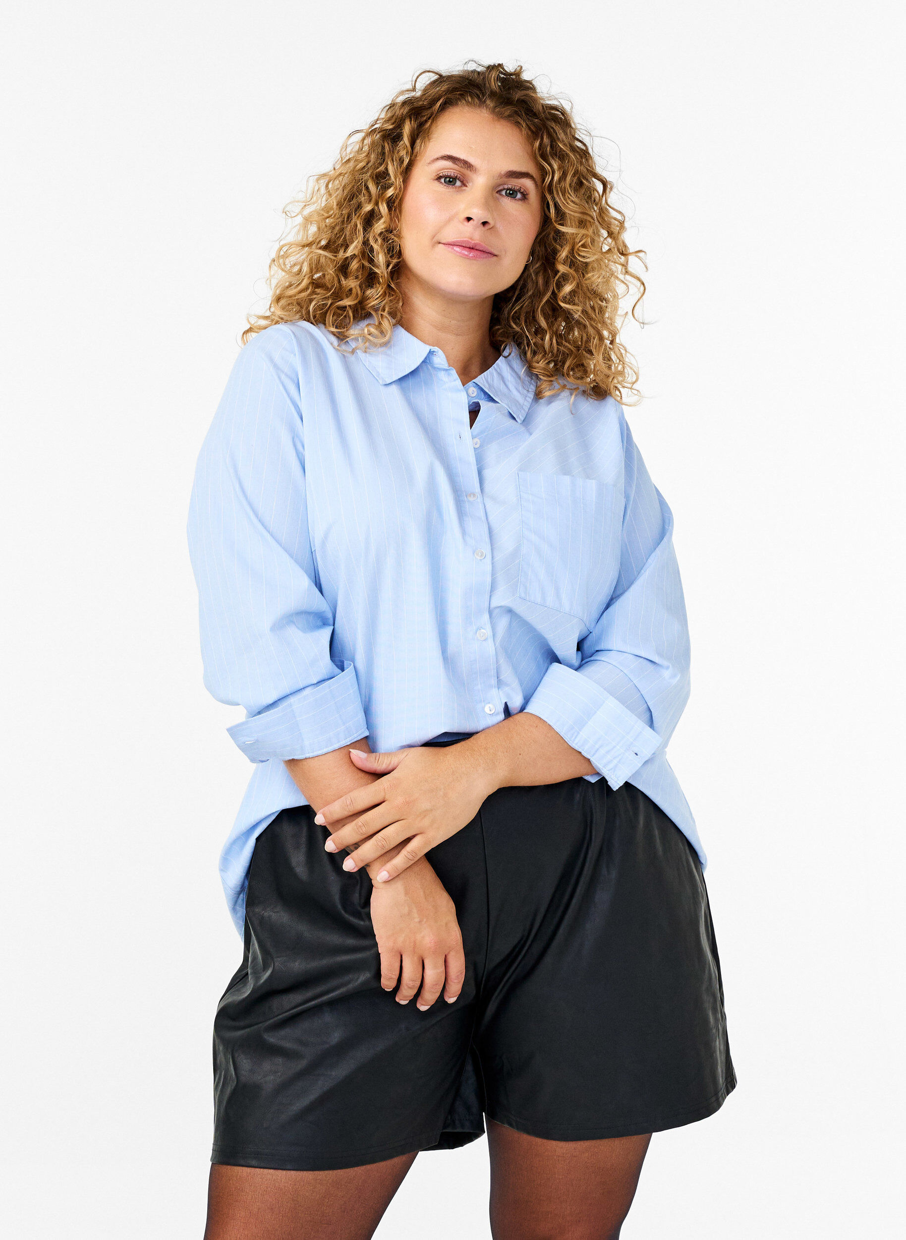 Zizzi Losse imitatieleer shorts, Black, Model image number 0