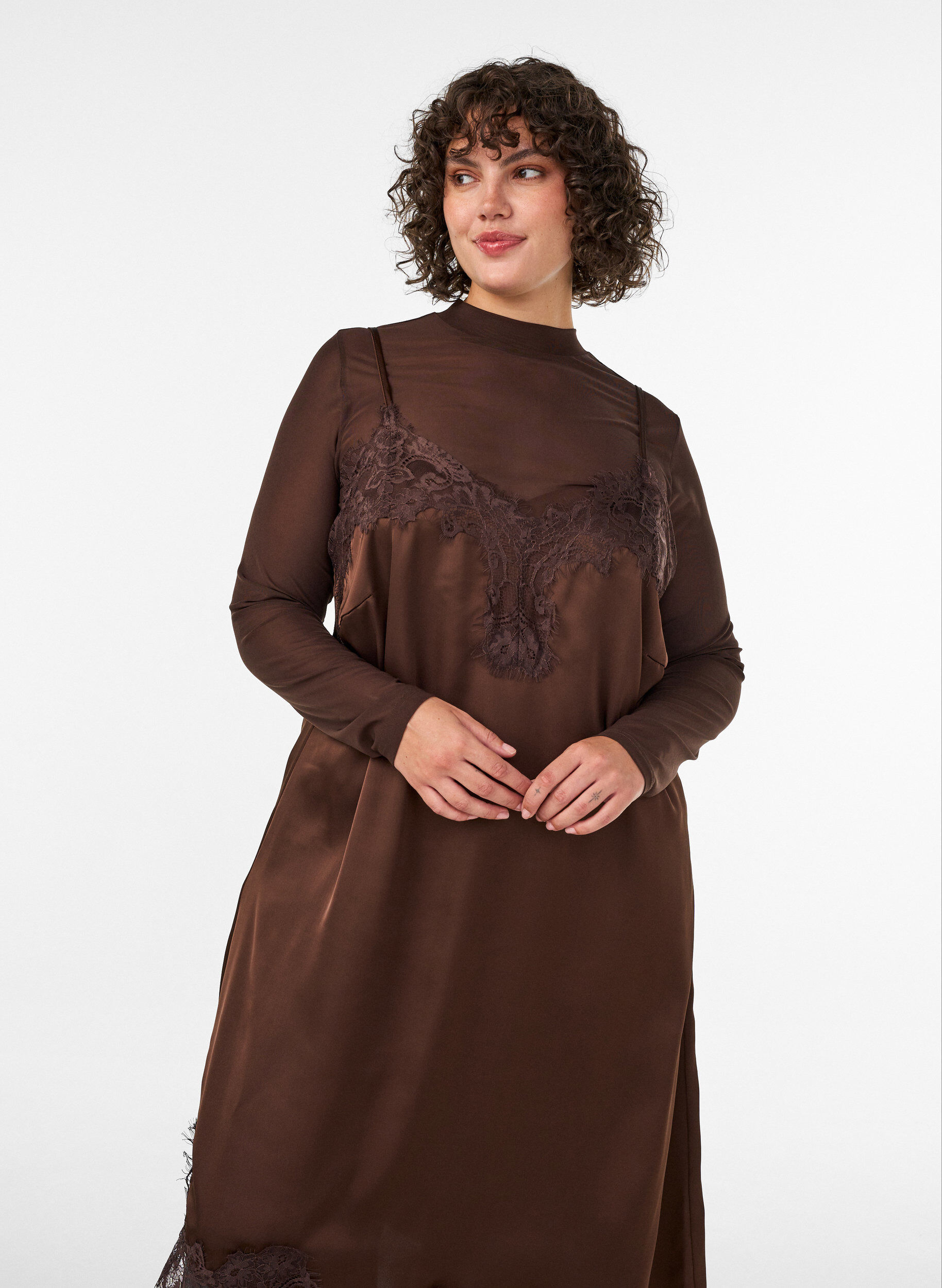 ZizziSatijnen jurk met kant en asymmetrische zoom, Bruin, Model image number 2