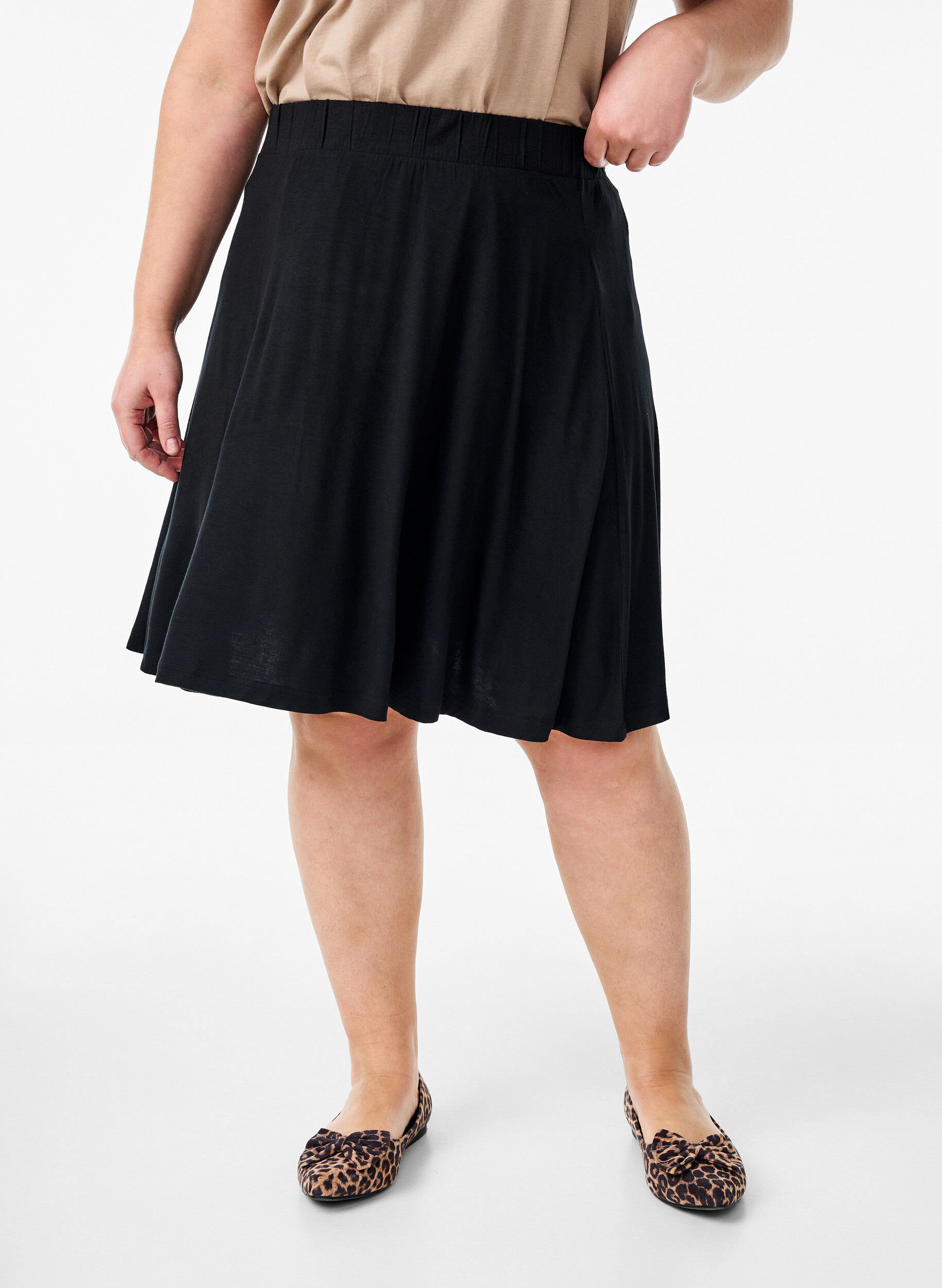 Zizzi Losse rok van viscose, Zwart, Model image number 2
