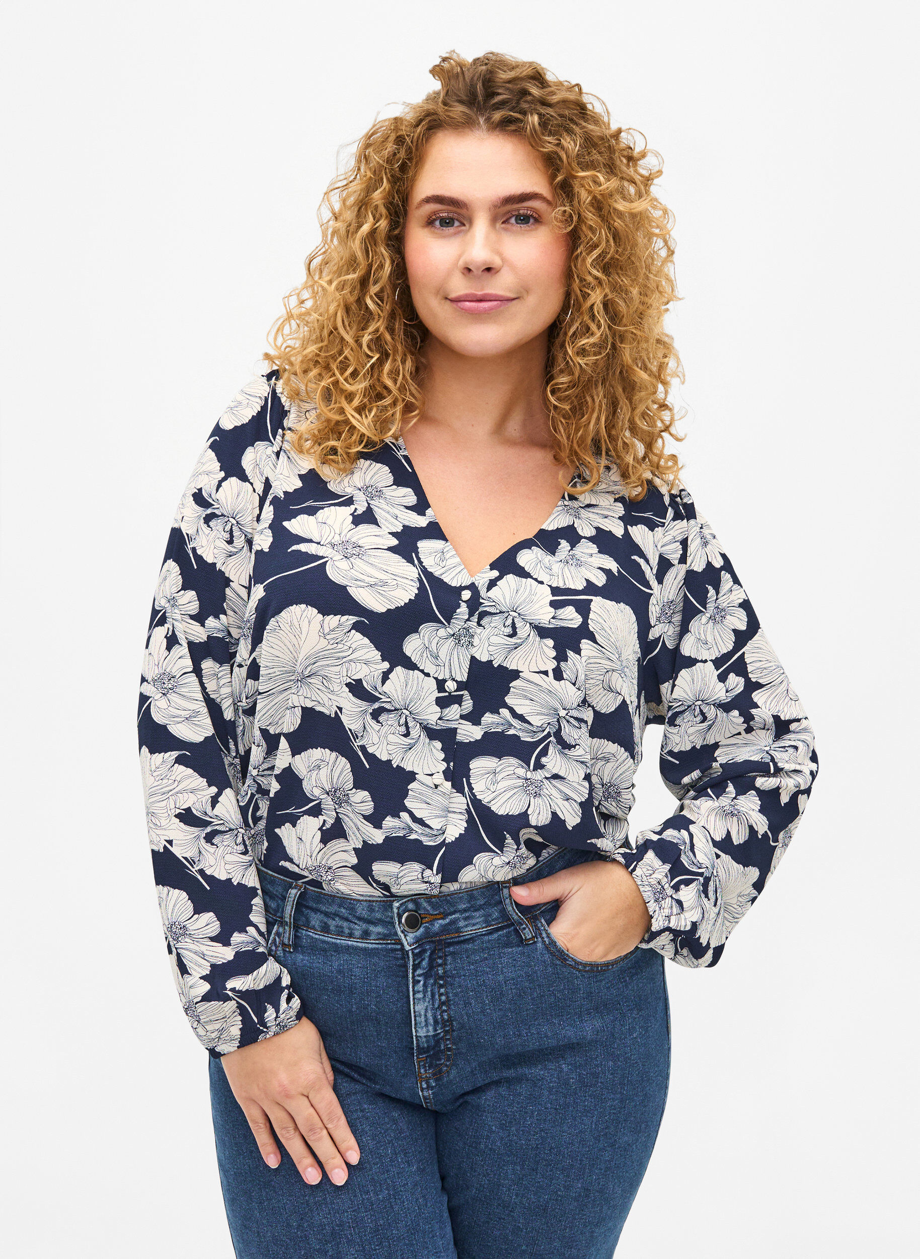 Zizzi Blouse avec col en V et imprim&eacute;, Navy B. Flower AOP, Model image number 0