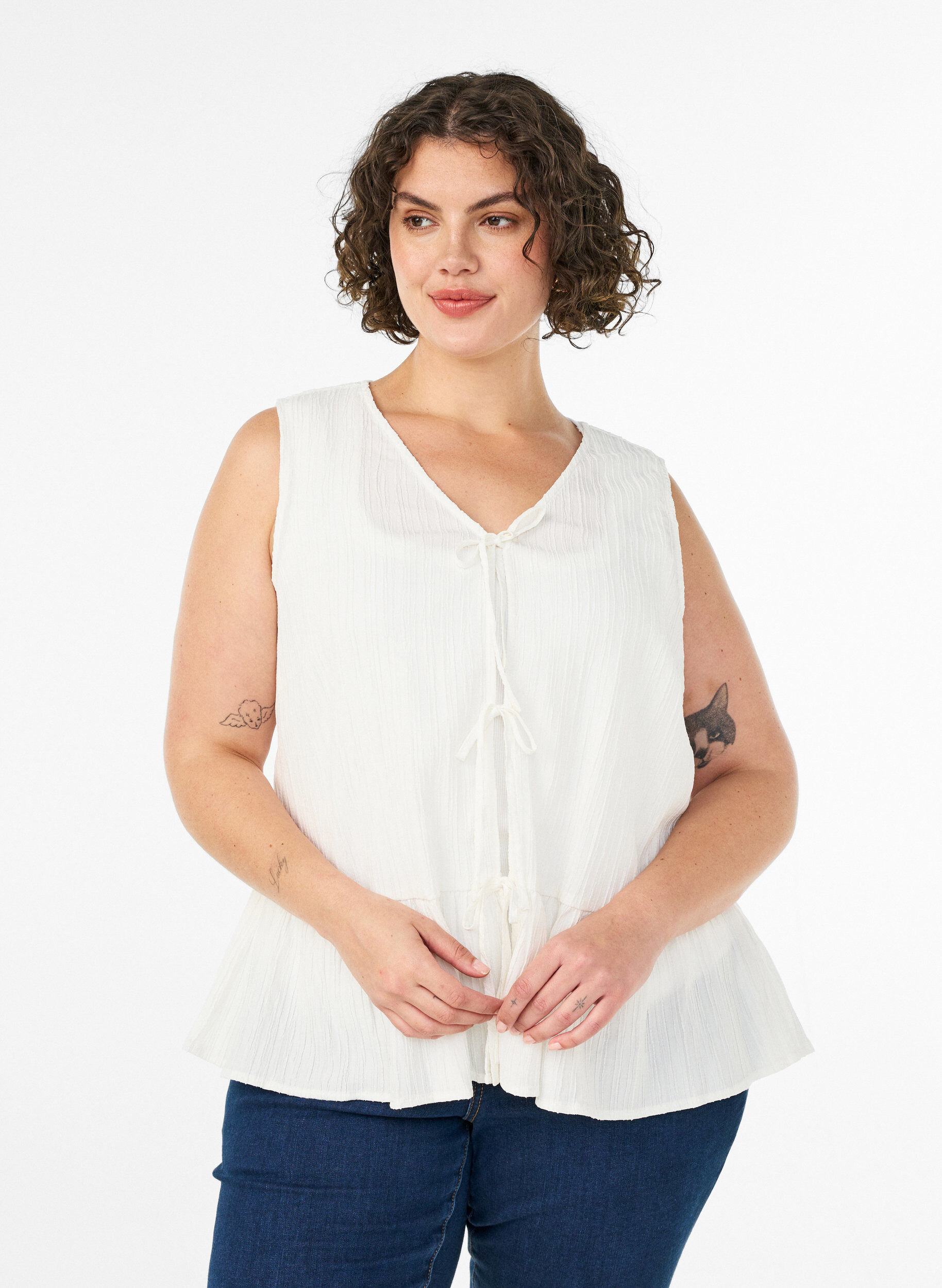 Mouwloze blouse met textuur en een striksluiting, Vanille, Model