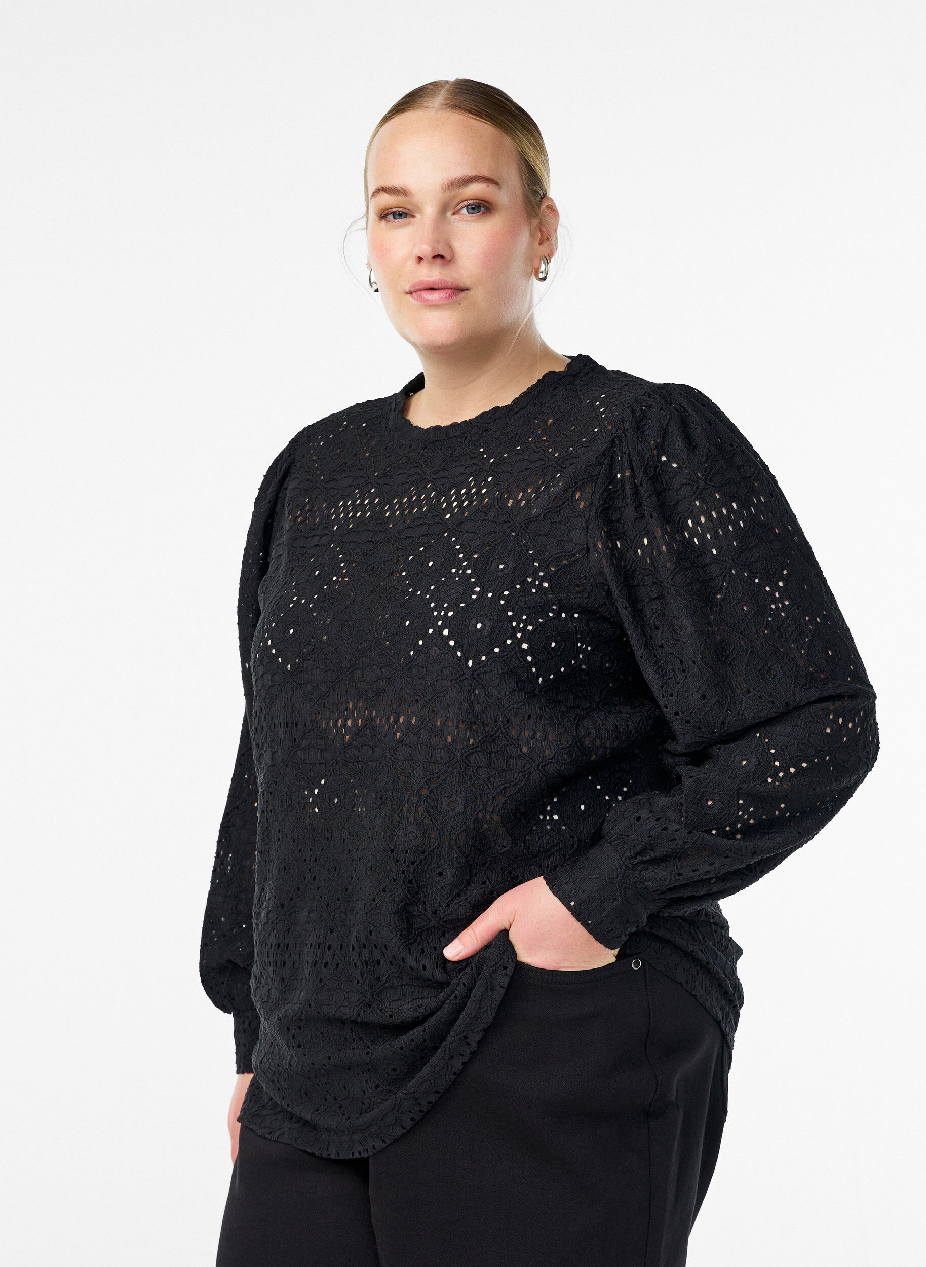 Blouse met lange mouwen en opengewerkte borduursels, Zwart, Model