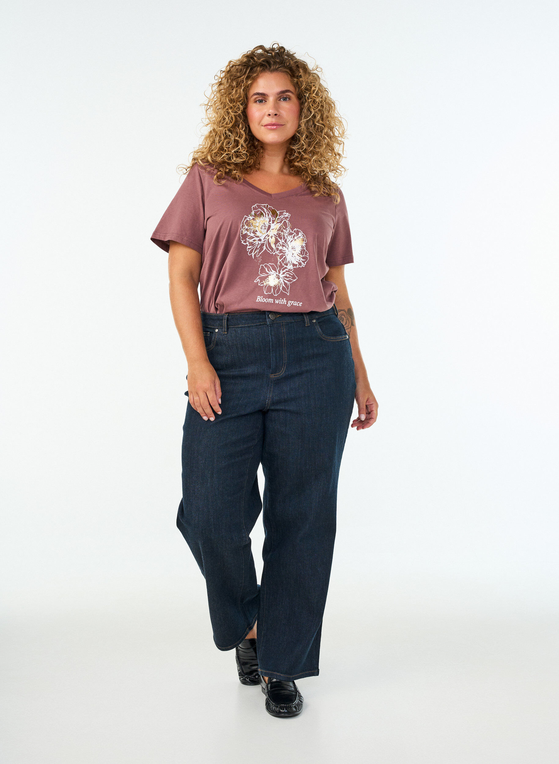 ZizziKatoenen T-shirt met V-hals en print aan de voorkant, Rood, Model image number 1