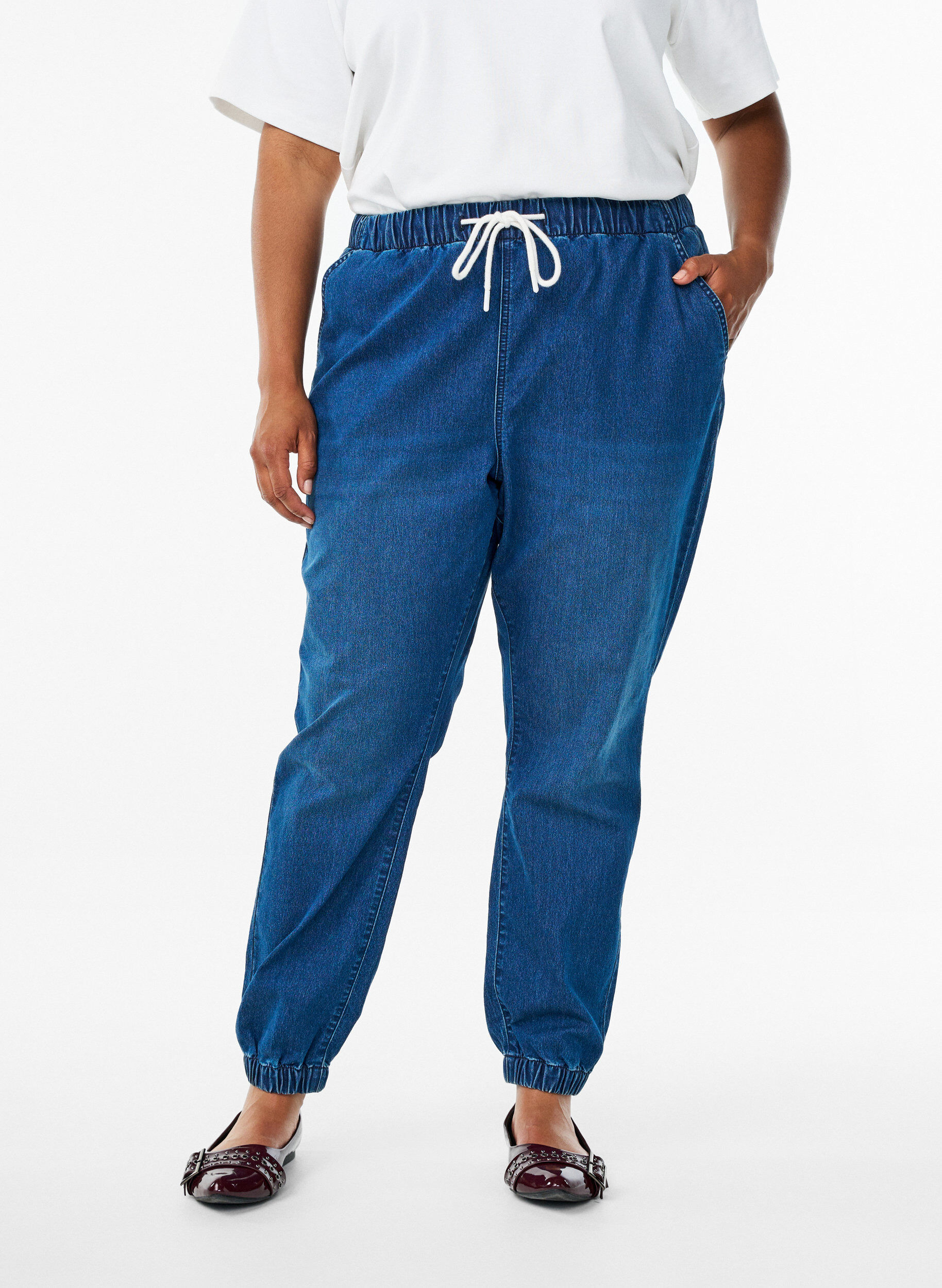 Zizzi Denim joggers met zakken, Blauw, Model image number 3