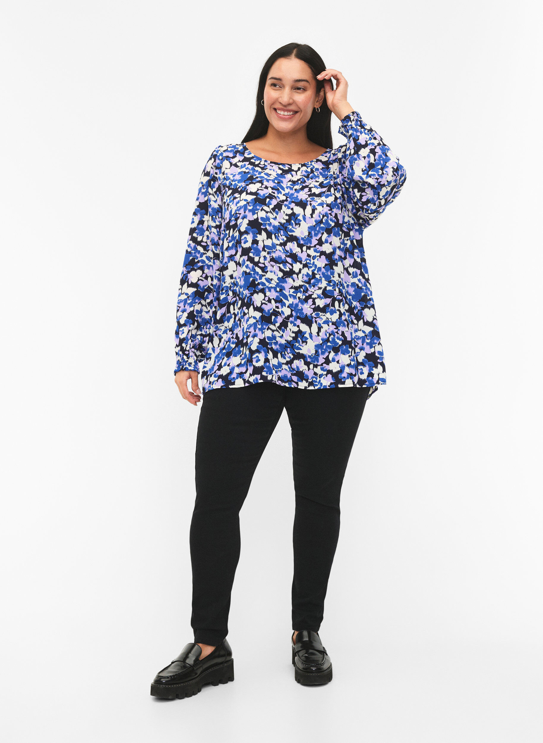 Zizzi FLASH - Blouse met lange mouwen, smok en print, Blue Purple Flower, Model image number 2