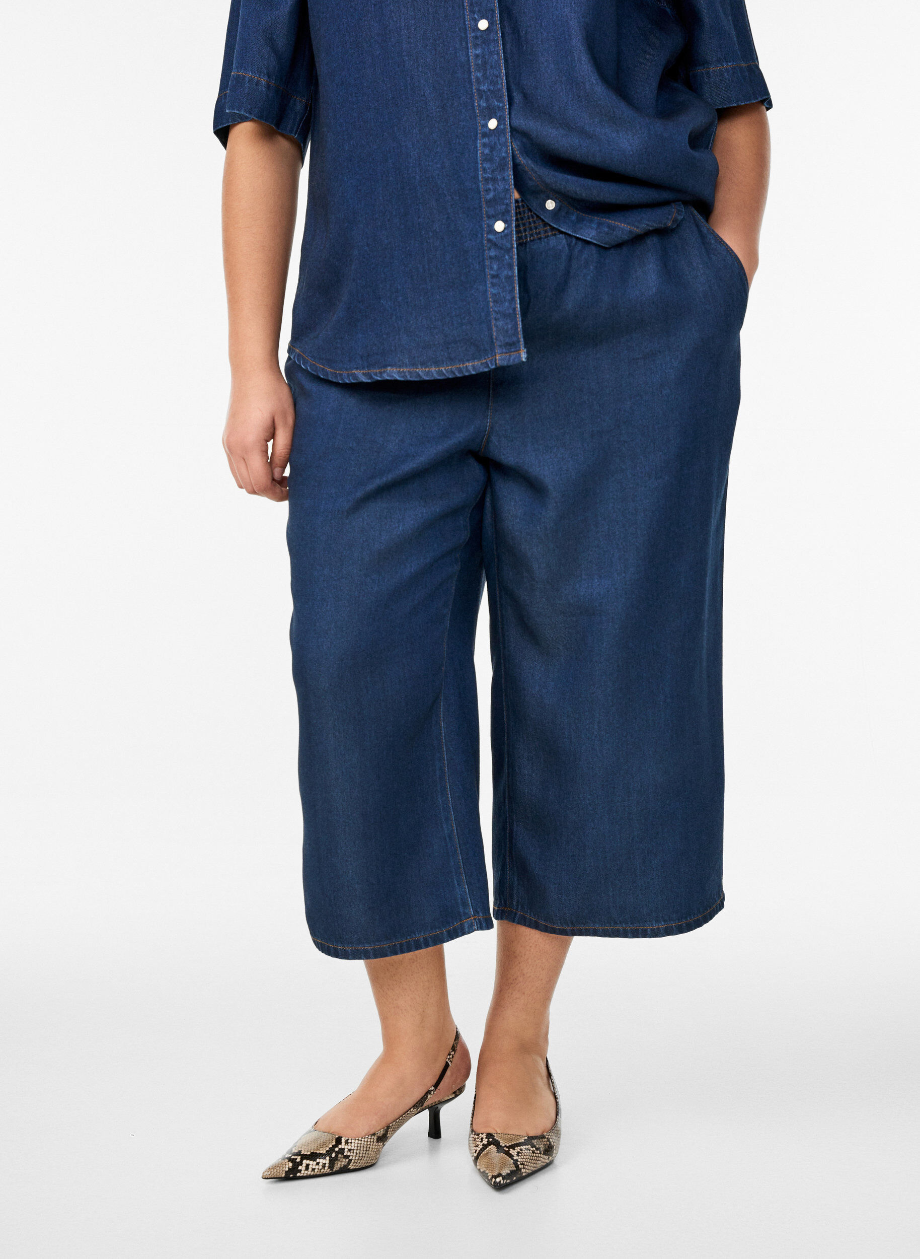 Zizzi Lyocell culotte broek met wijde pijpen en denimlook, Blauw, Model image number 2