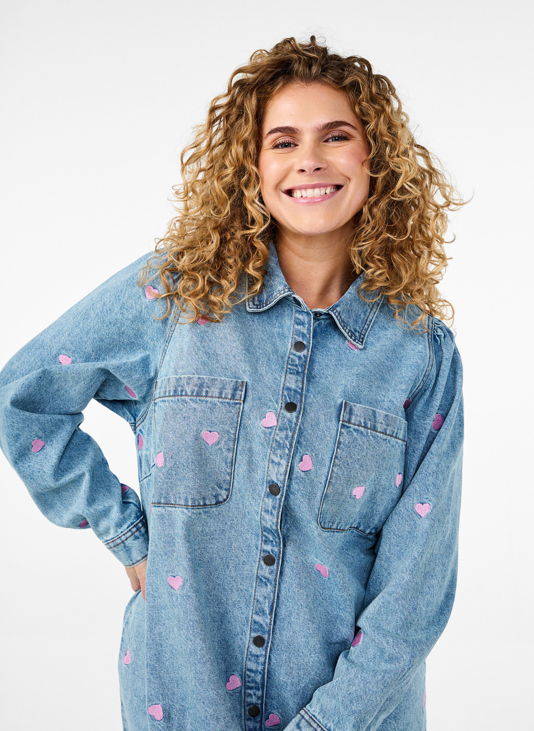 Zizzi Denim jurk met hartjes en borstzakken, Blauw, Model image number 2