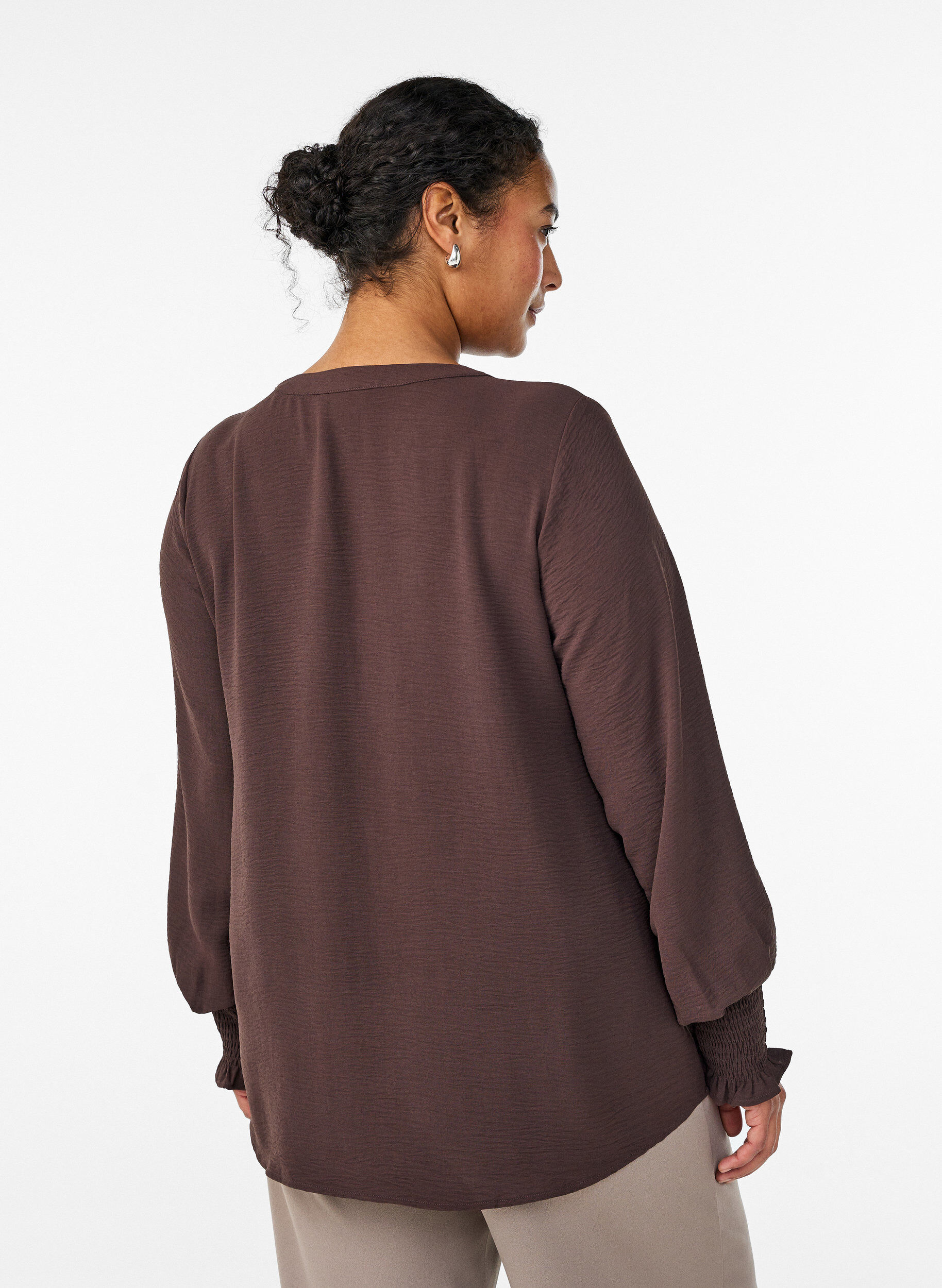 Zizzi Blouse met smockmanchetten en V-hals, Bruin, Model image number 2