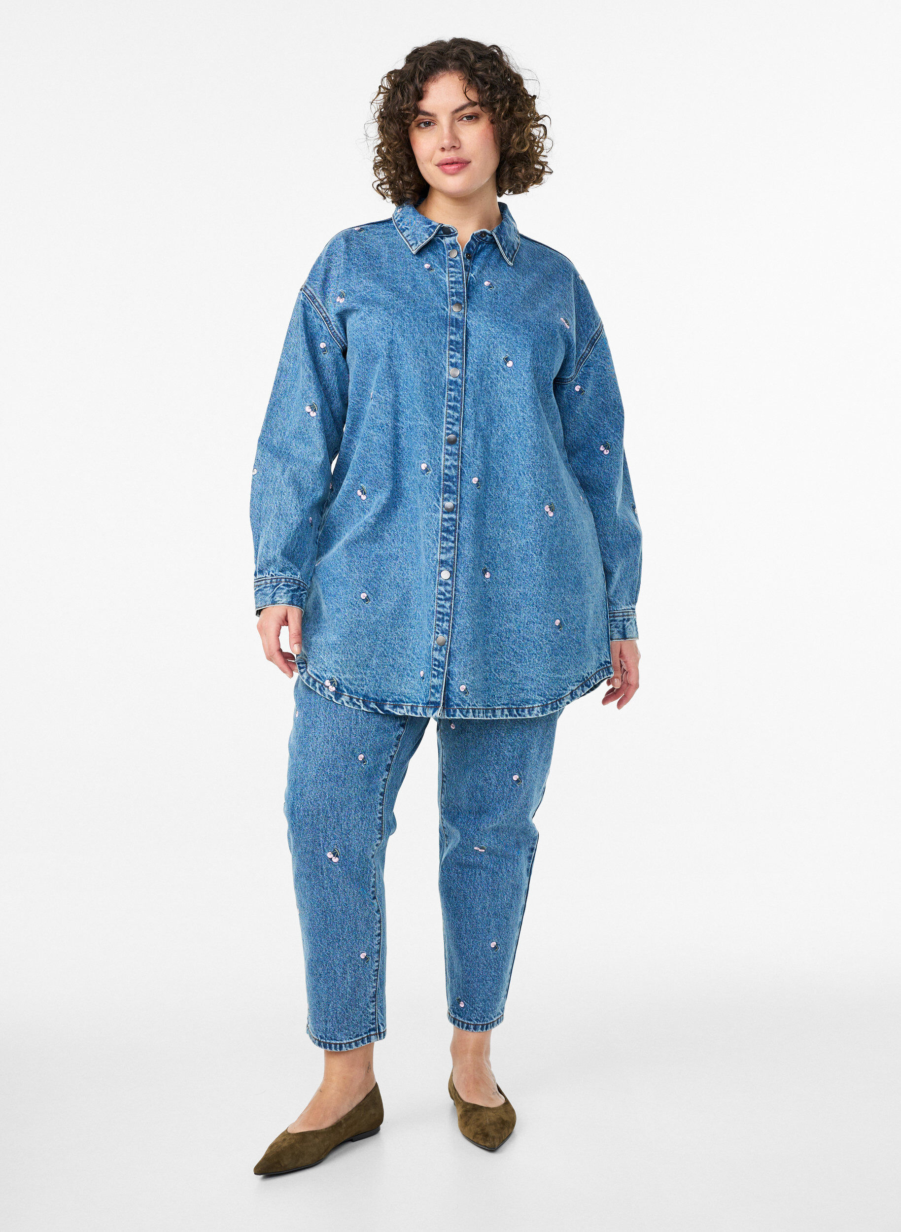Zizzi Denim overhemd met geborduurde motieven, Blauw, Model image number 1