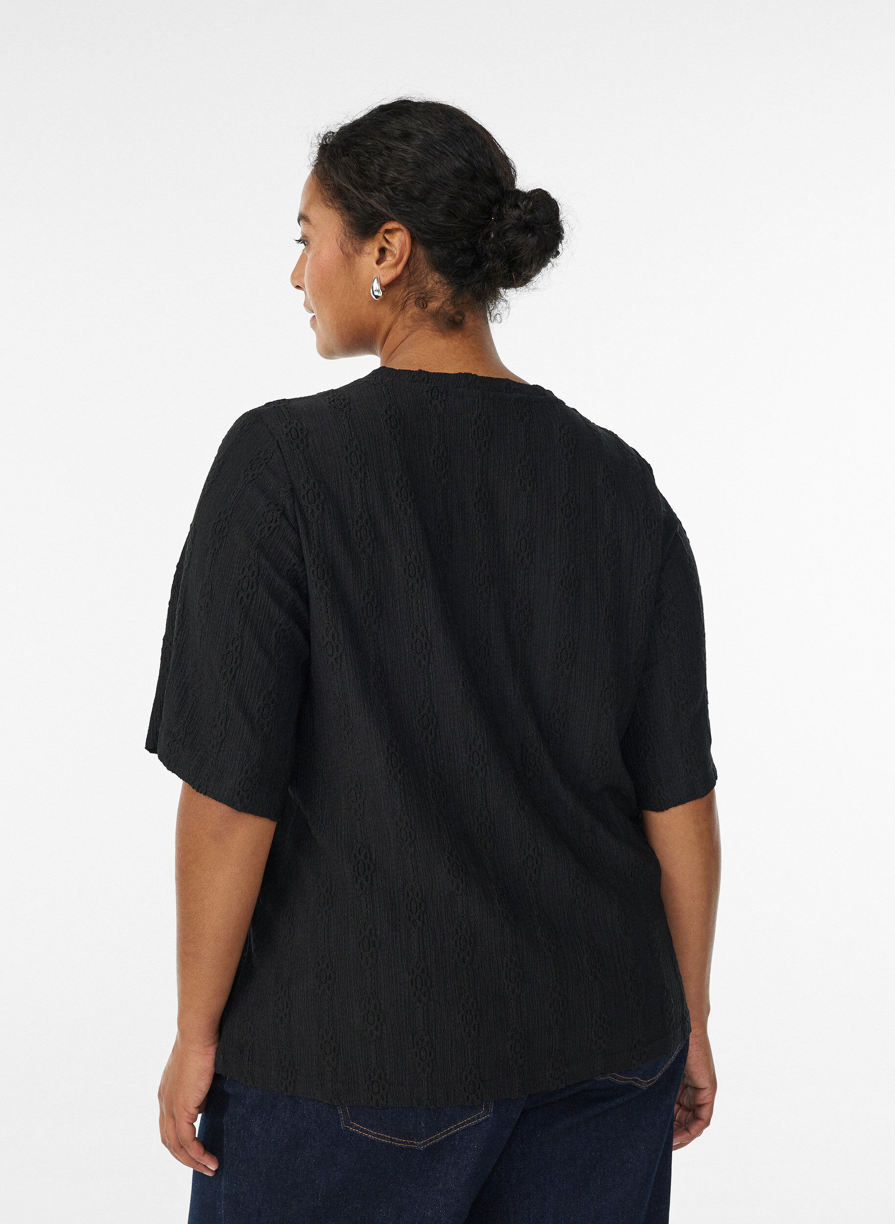 Zizzi Blouse met structuurpatroon en korte mouwen, Zwart, Model image number 2