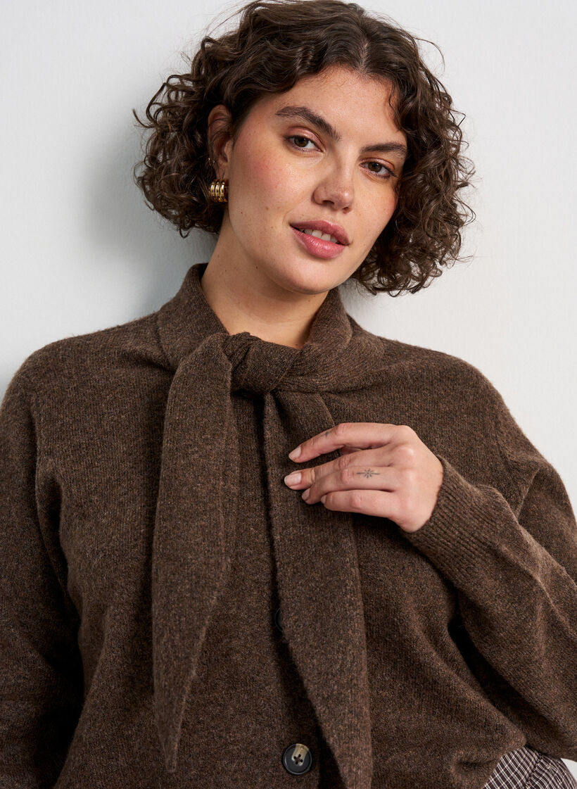 Cardigan met strikjes en knopen, Bruin, Model image number 3