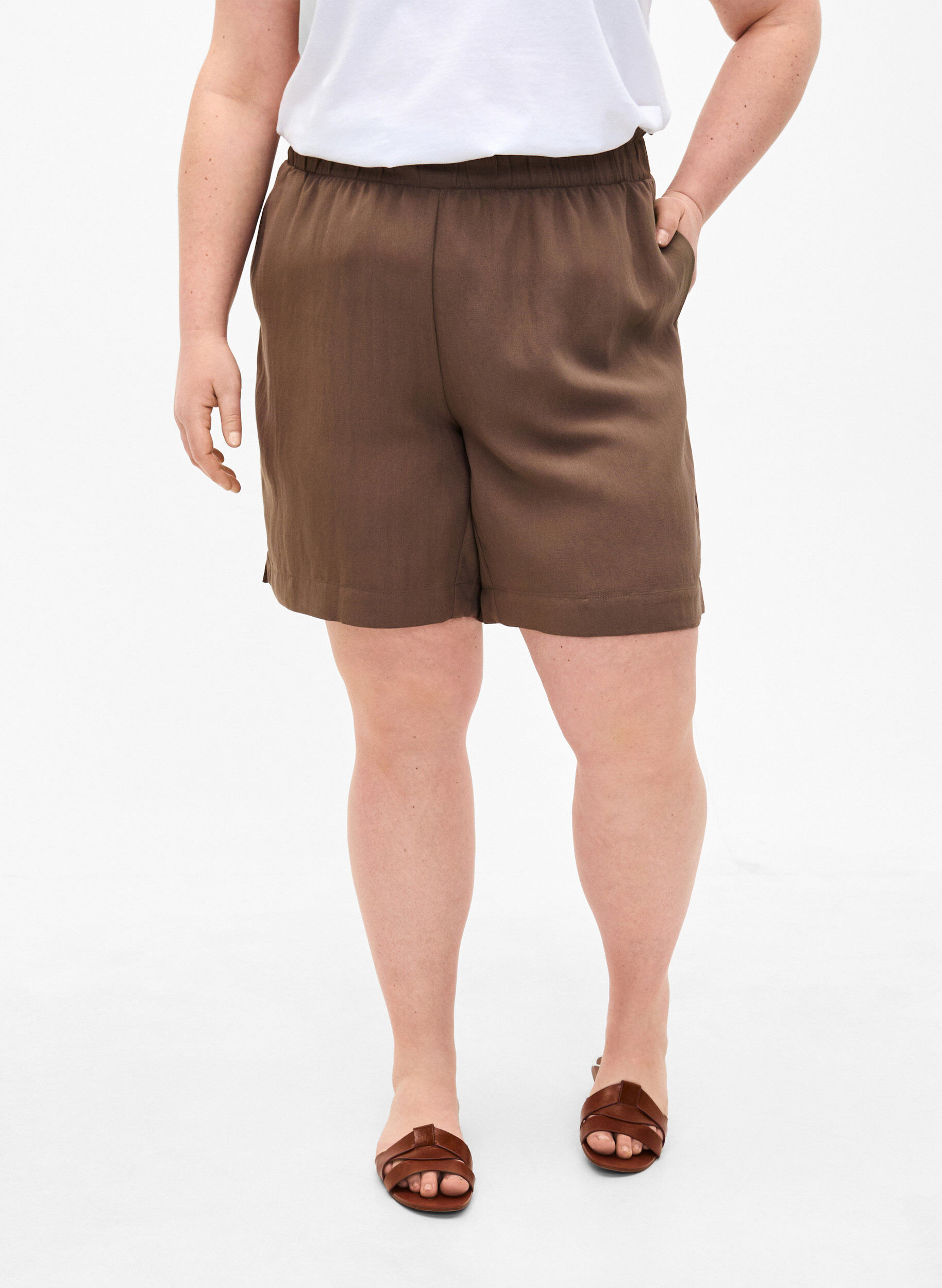 Zizzi Los vallende korte broek van viscose, Chocolate Chip, Model image number 2