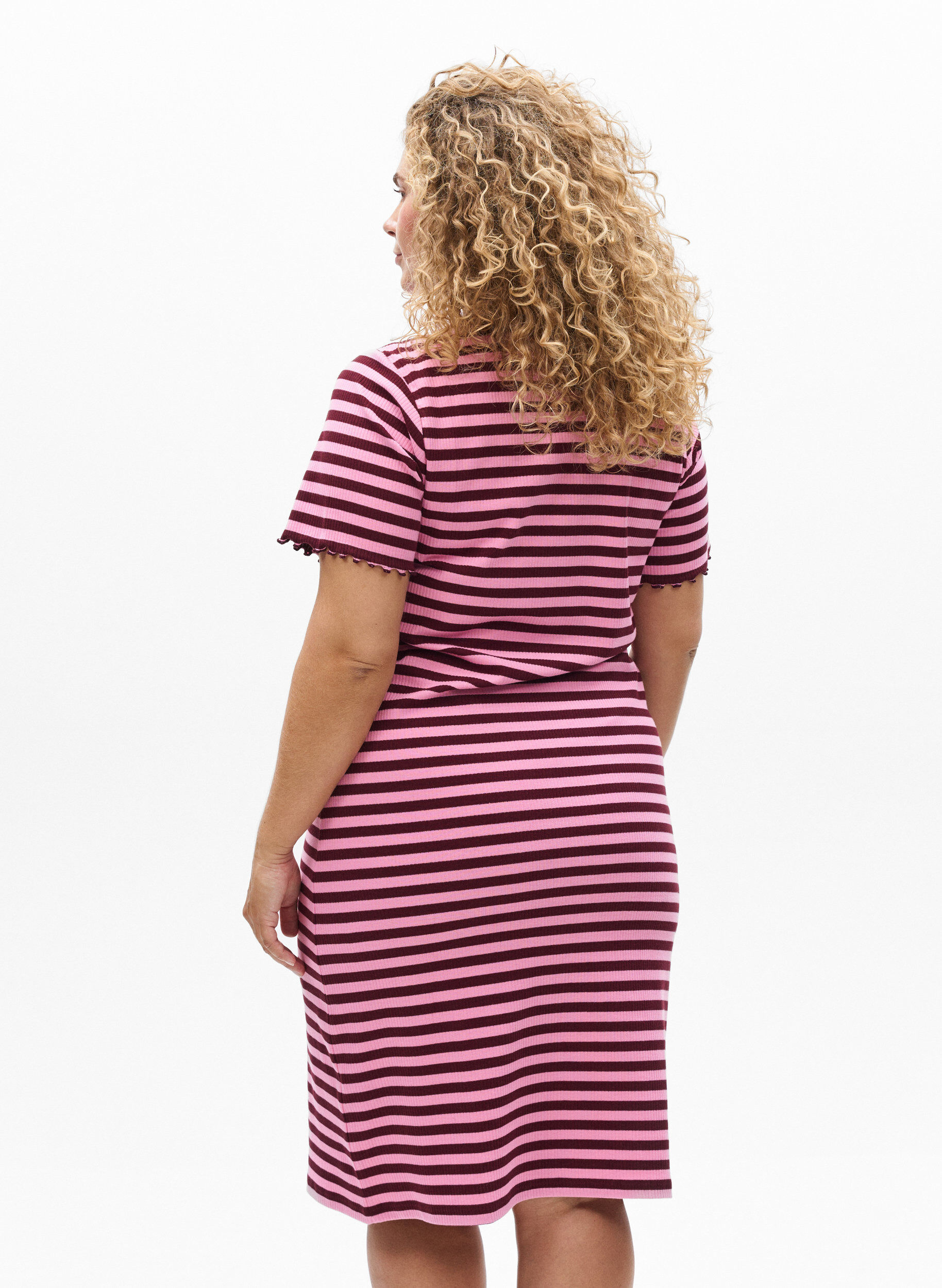 Zizzi Knie-jurk van ribgebreide jersey in T-shirt stijl, Donker Bordeaux, Model image number 2