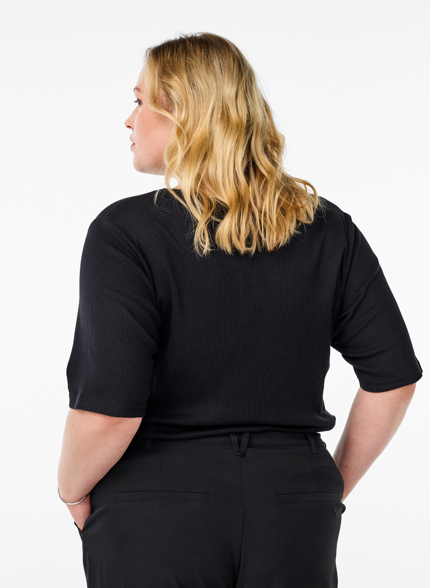 Zizzi Geribde jersey blouse met korte mouwen, Zwart, Model image number 2