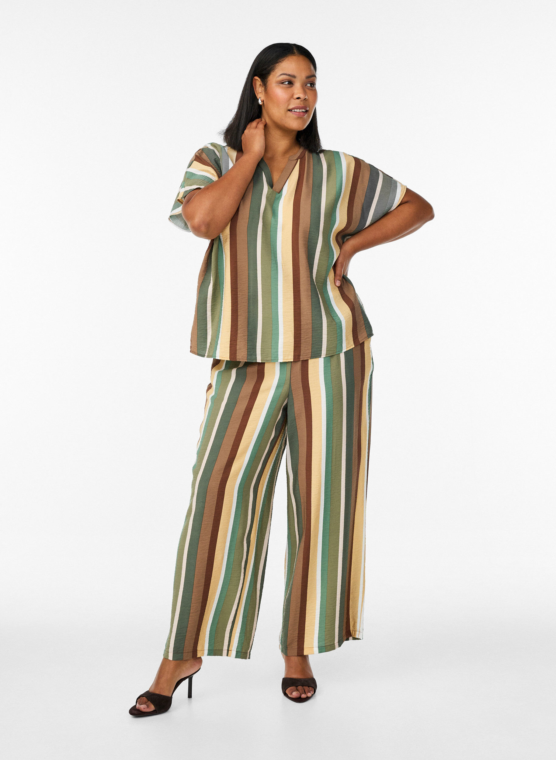 Zizzi Blouse van viscose met strepen en korte mouwen, Bruin, Model image number 1