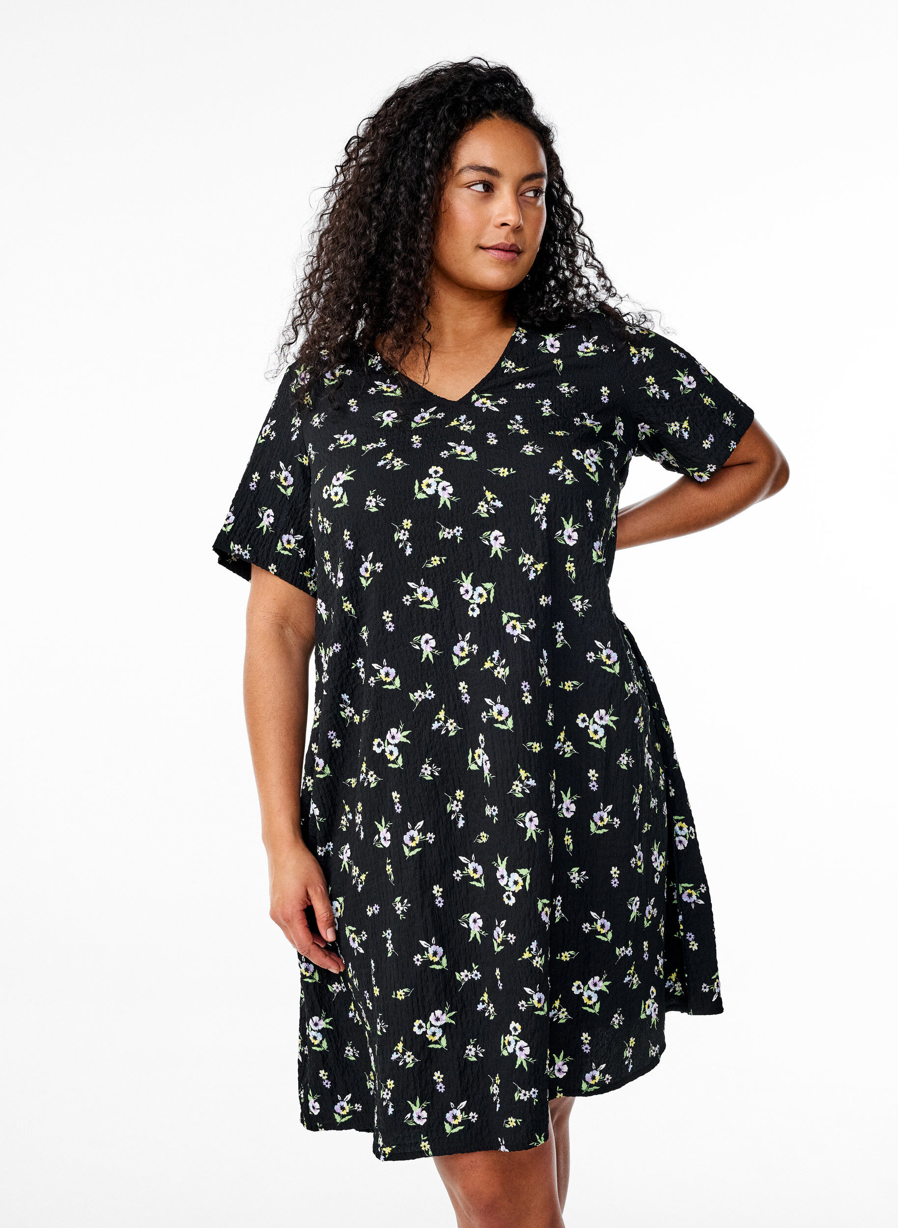 Zizzi FLASH - Jurk met korte mouwen en een V-hals, Zwart, Model image number 0